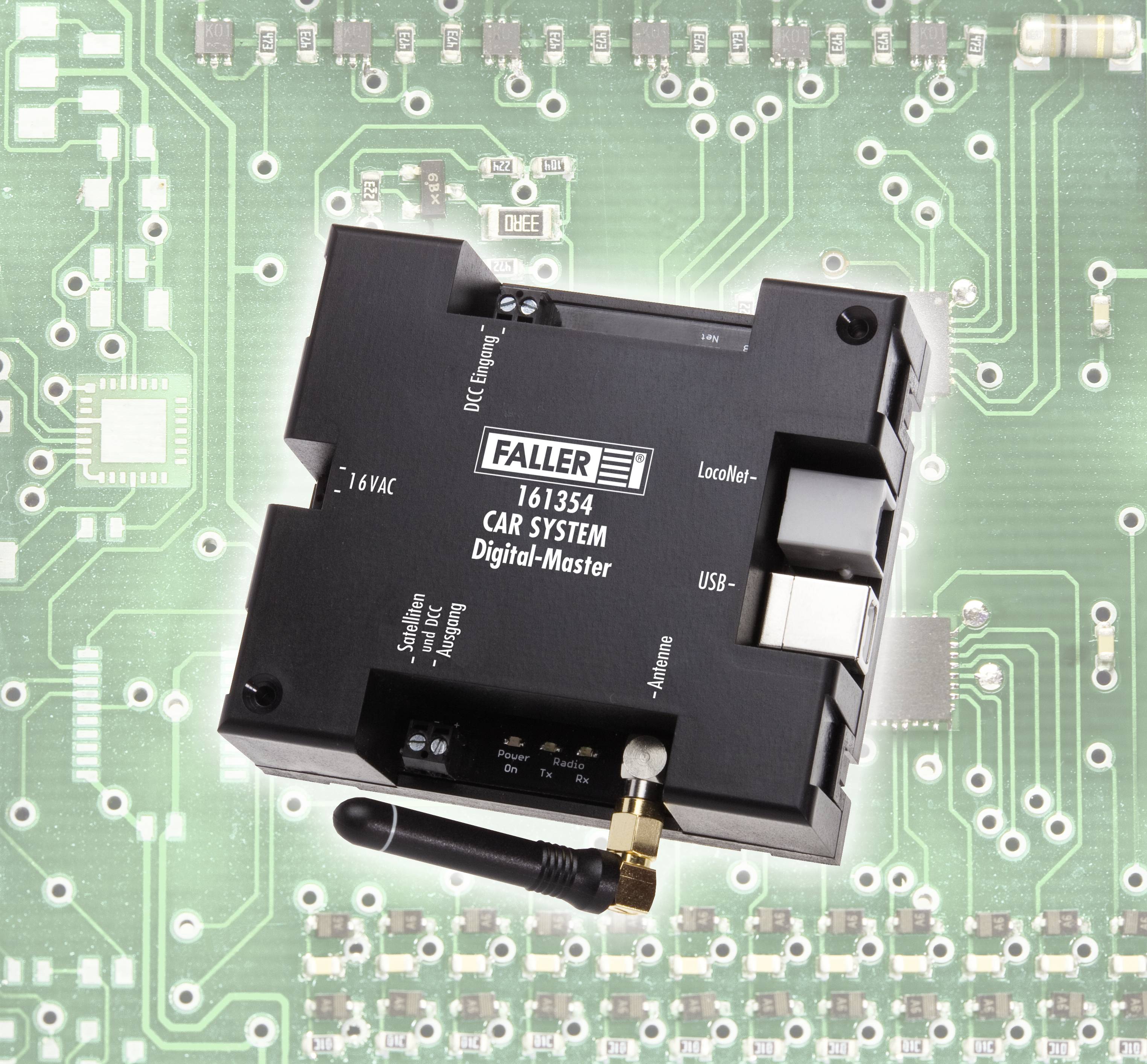 Ein Faller Car System Digital-Master-Modul, Modellnummer 161354, liegt auf einer Leiterplatte. Es zeigt Anschlüsse für Strom und USB.