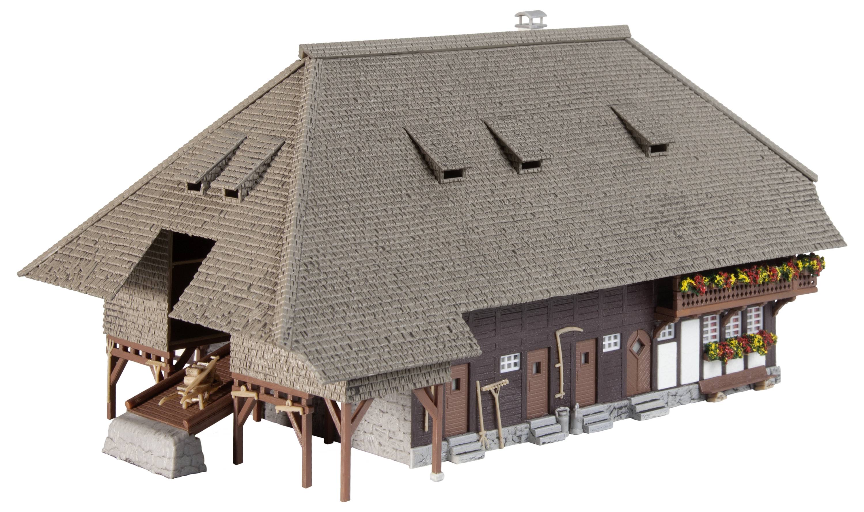 Großes traditionelles Bauernhausmodell mit Strohdach und hölzernen Strukturdetails. Blumen an den Fenstern.