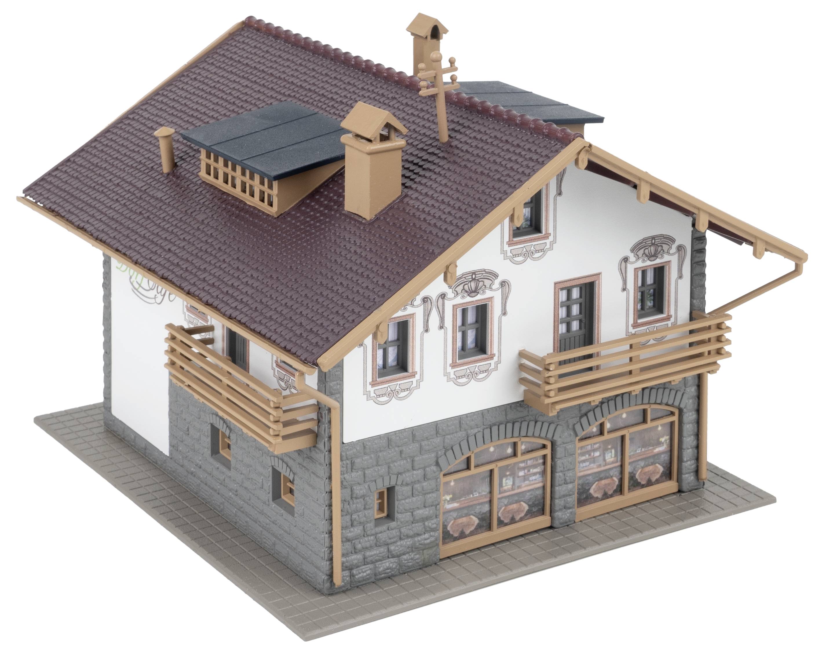 Ein Modell eines zweistöckigen Hauses mit dekorativen Fassadenmalereien, Holzdetails und roten Dachziegeln.