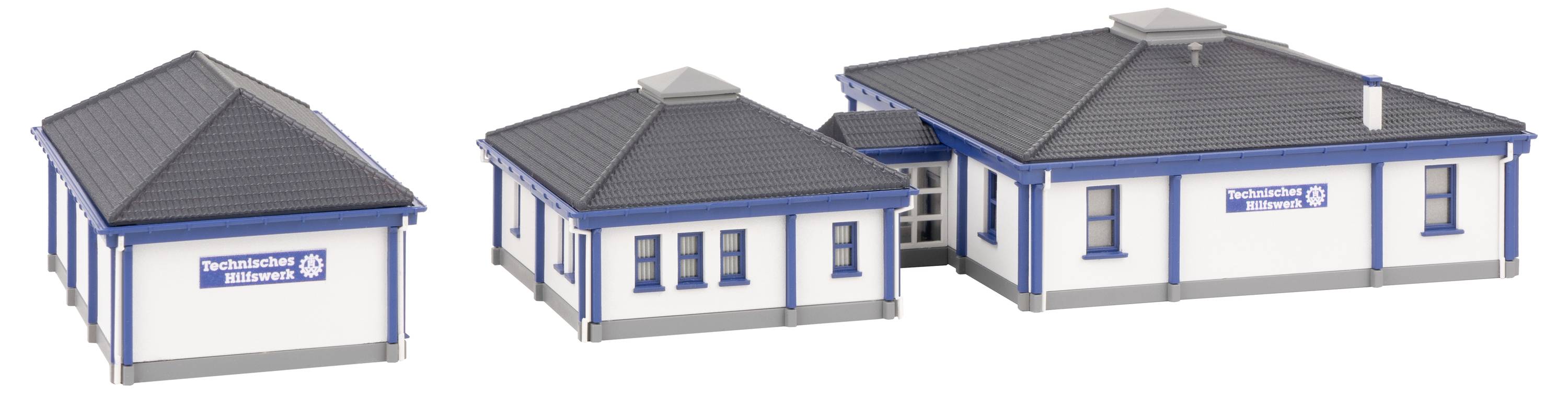 'Drei Gebäude in Modellform, jedes mit einem Schild 