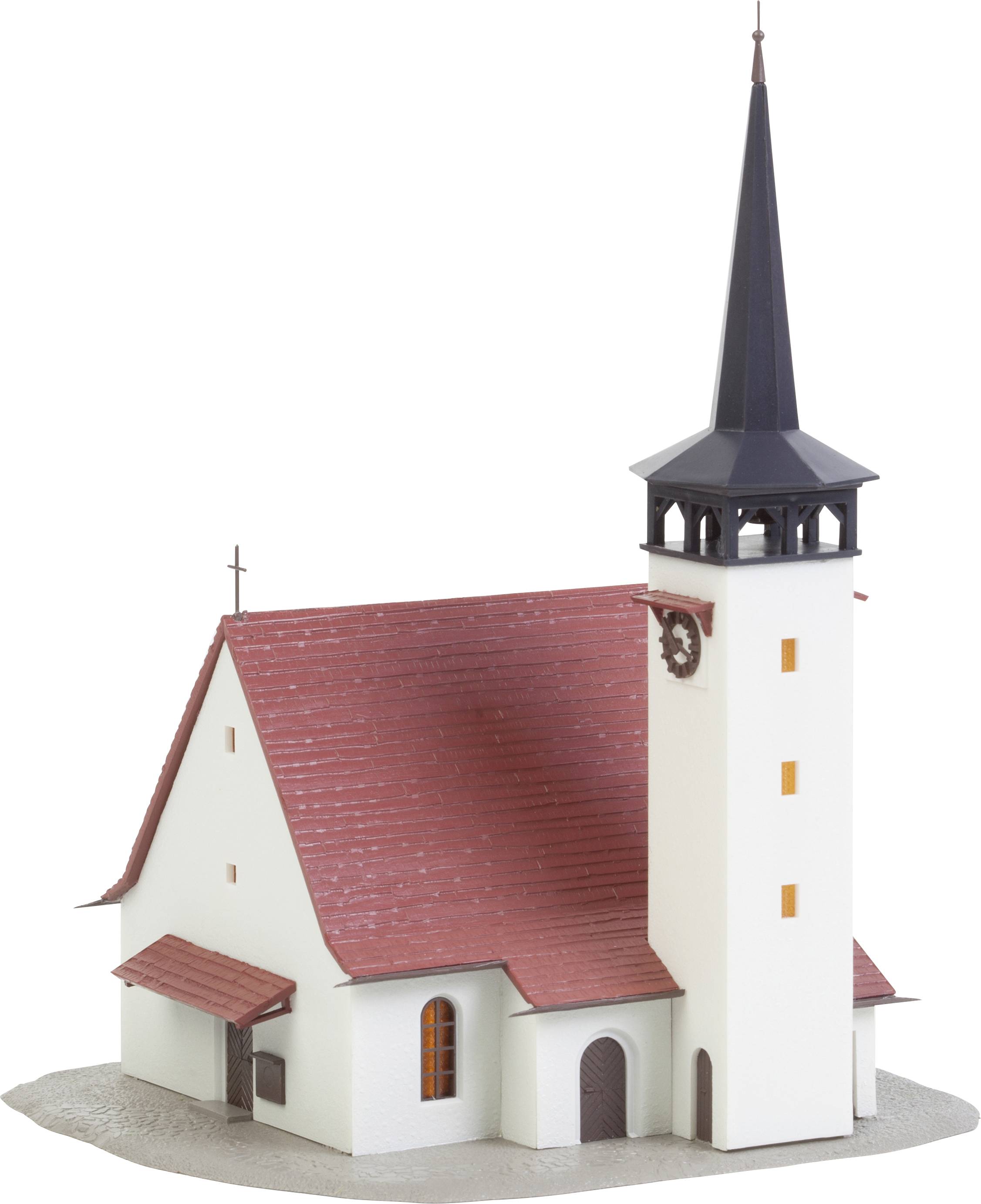Eine weiße Kirche mit rotem Dach und hohen Turm mit schwarzer Spitze. Das Gebäude hat mehrere Fenster und Türen.