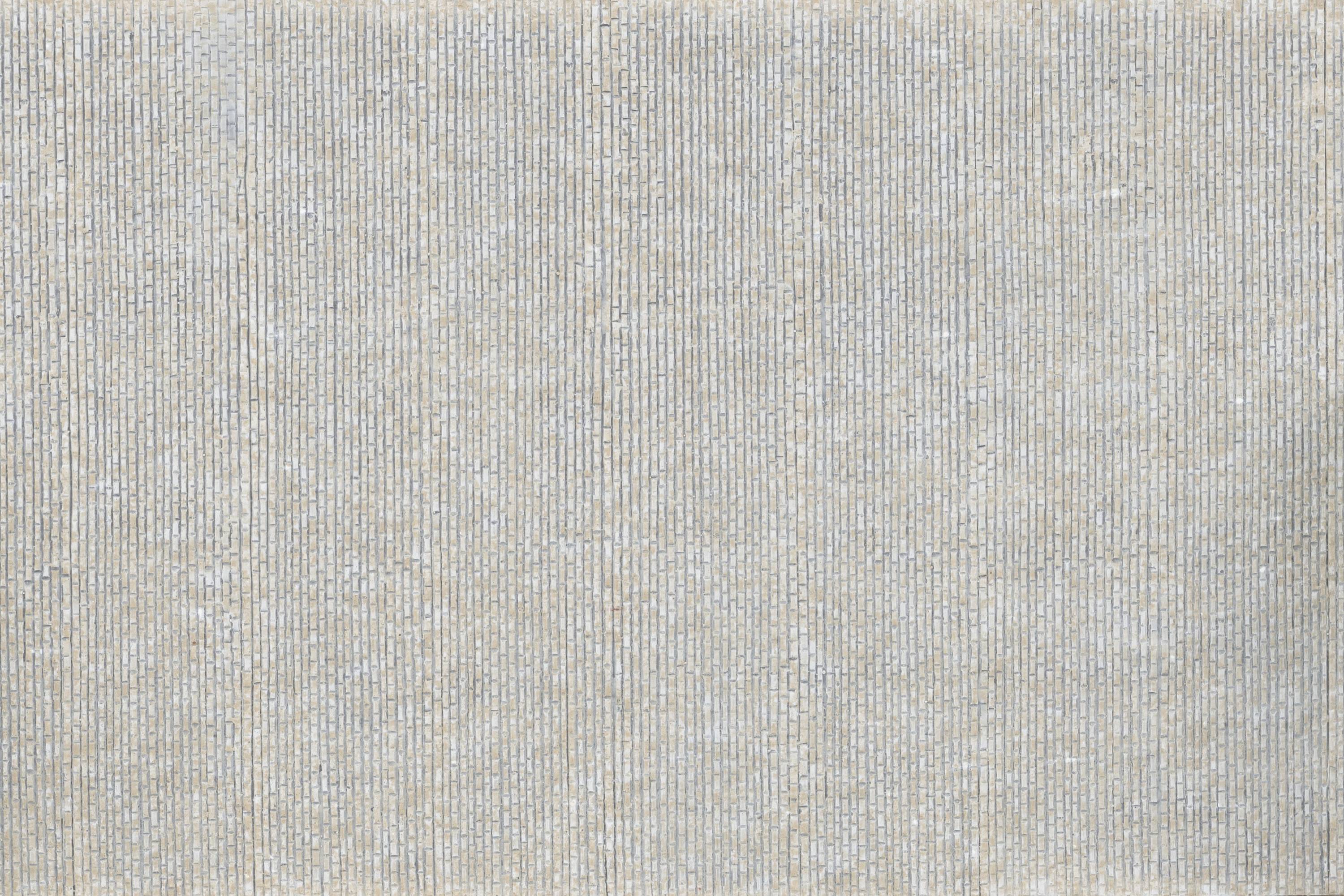 Ein gleichmäßiges Muster aus beigen, vertikalen Linien, das Textur auf einer Oberfläche erzeugt.