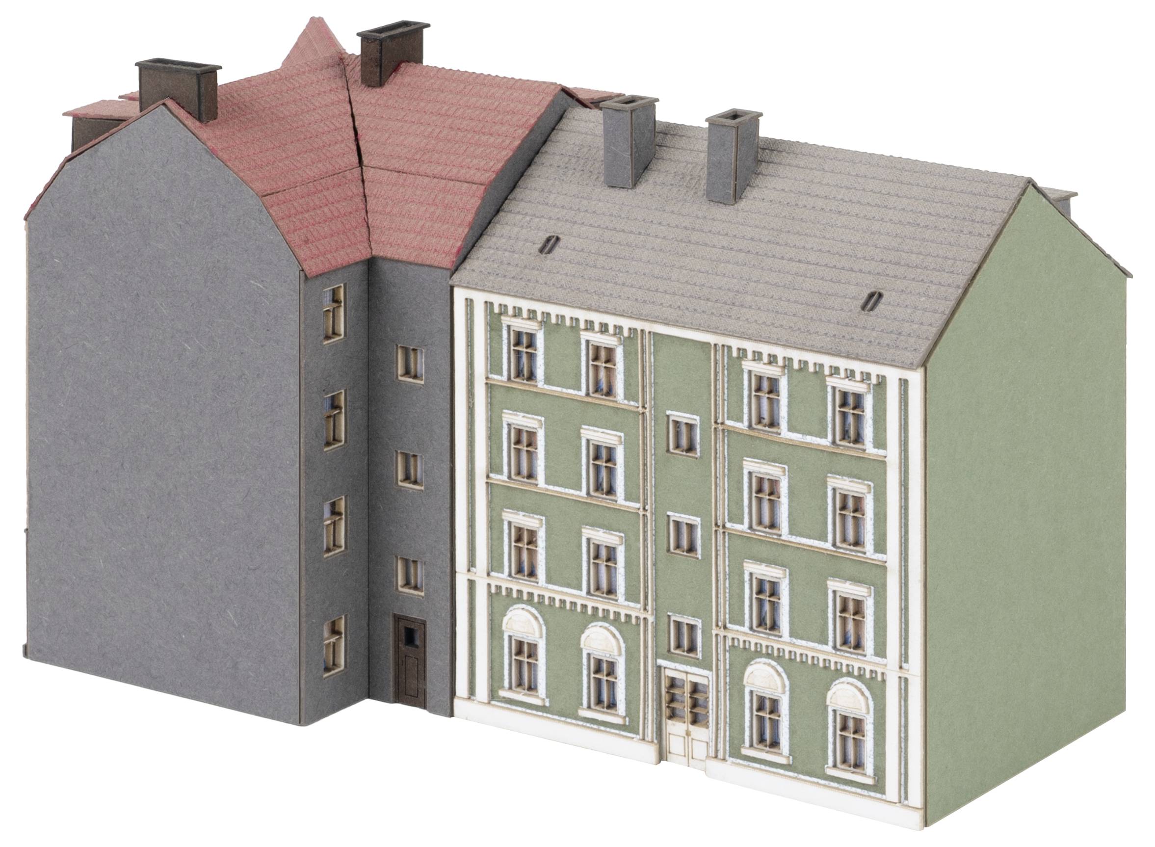 Ein Modell eines grünen Wohnhauses mit detaillierter Fassade, rotem Dach auf der linken Seite und grauem Dach auf der rechten Seite.