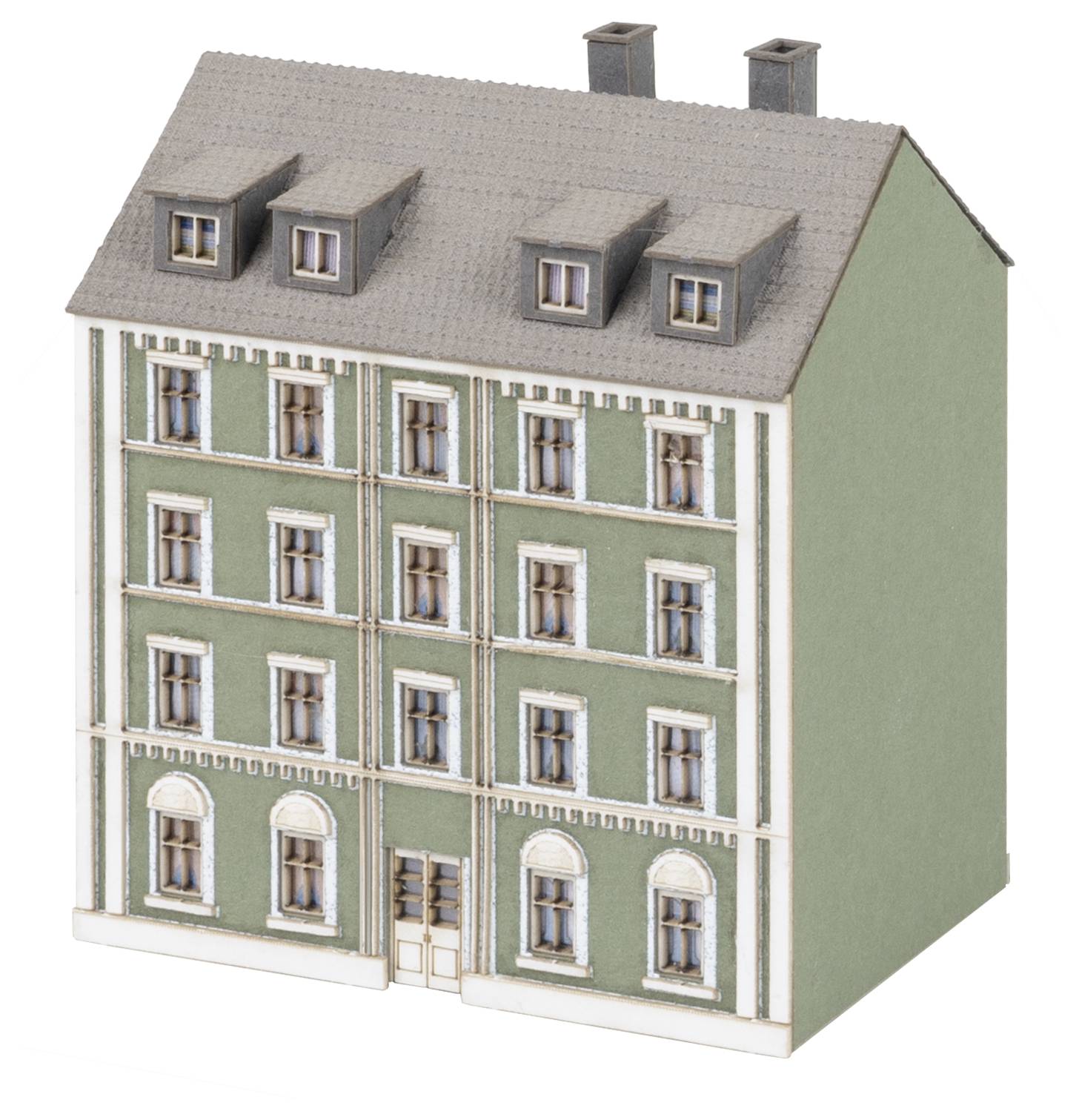 Ein kleines Modell eines mehrstöckigen Wohnhauses mit grüner Fassade und grauem Dach.