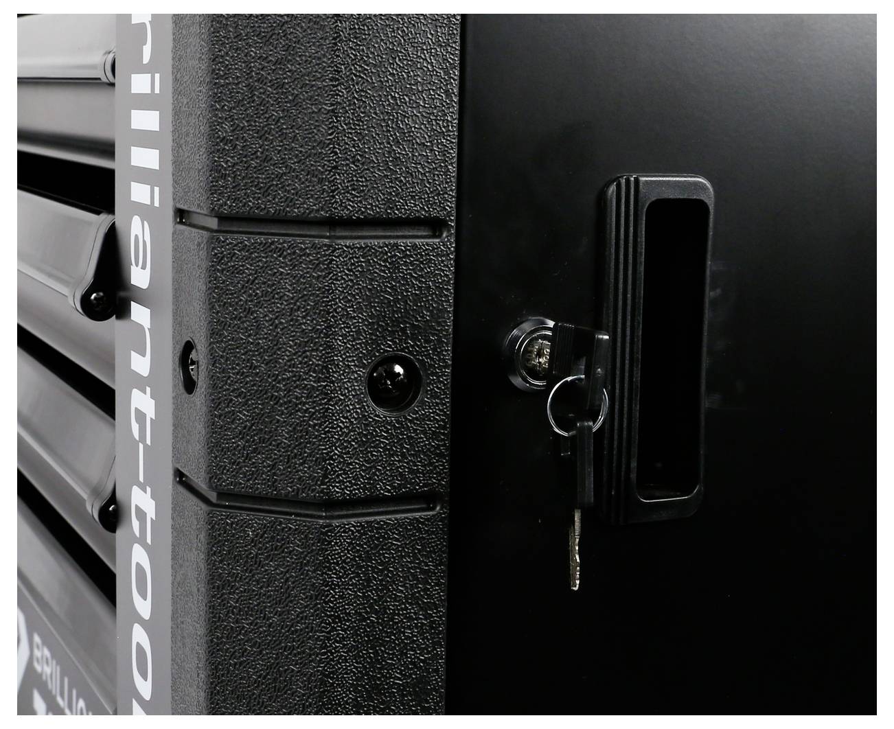 Schwarzer Werkzeugkasten mit Sicherheitsverriegelung und eingestecktem Schlüssel, links ist ein Teil des Logos sichtbar.