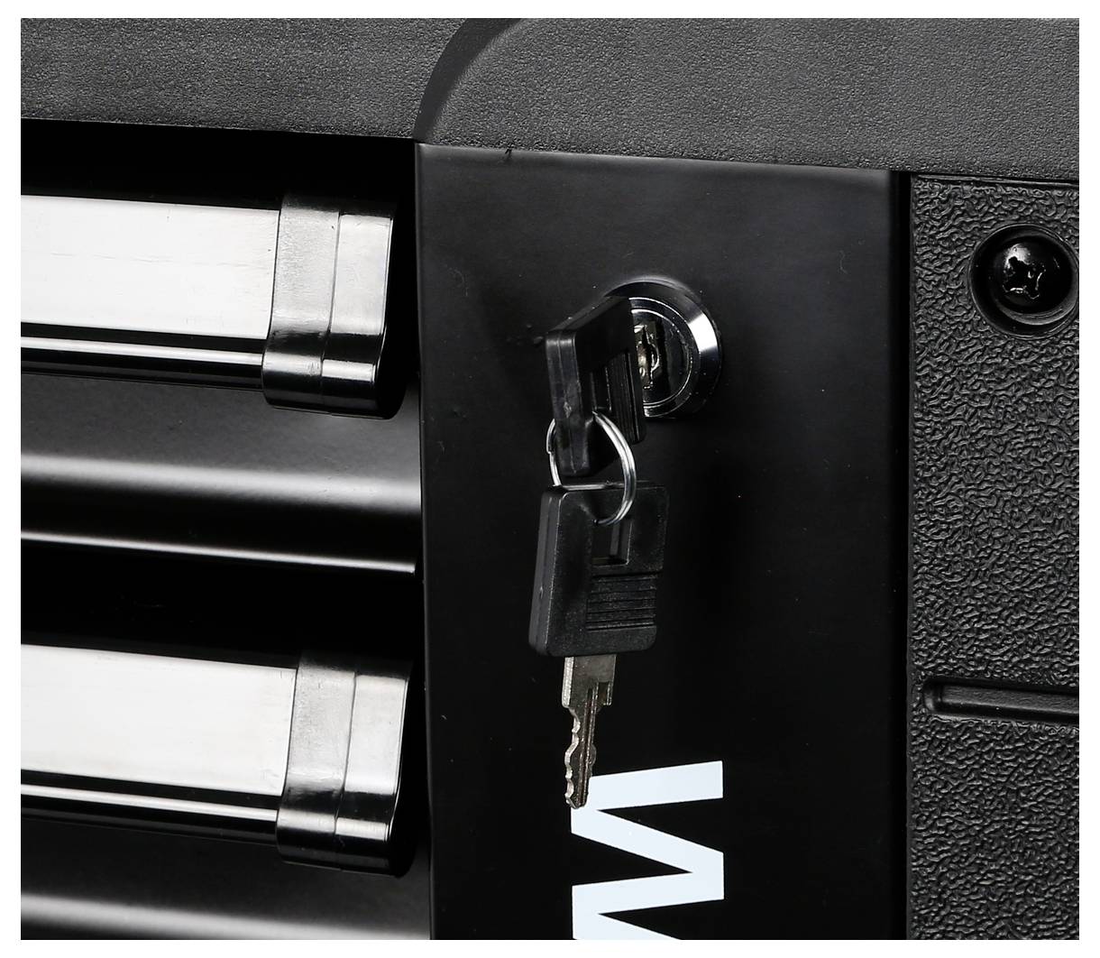 Ein Schlüssel steckt in einem Schloss eines schwarzen Schranks. Daneben sind zwei silberne Griffe sichtbar.