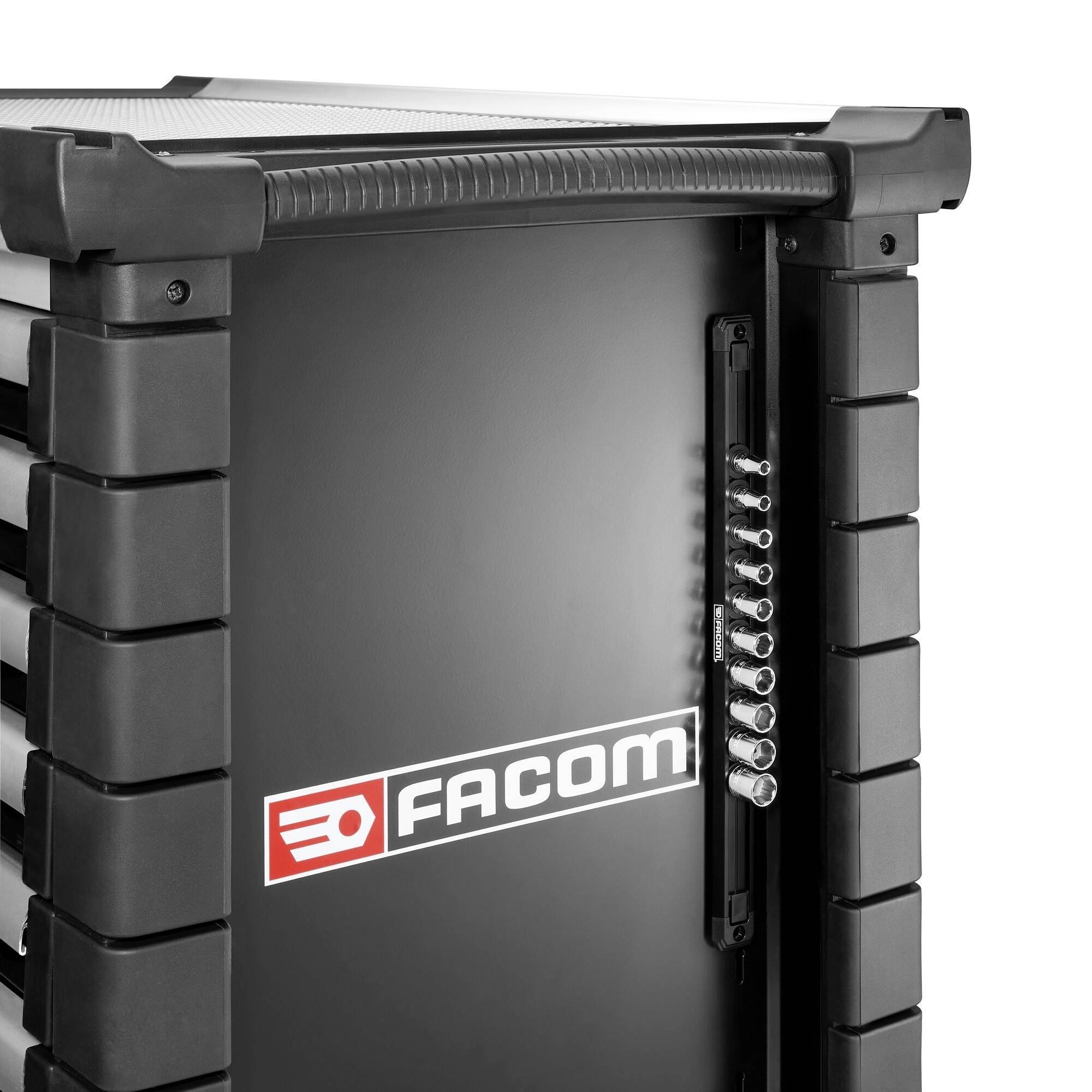Ein schwarzer Werkzeugschrank mit dem Logo 'Facom' auf der Vorderseite, enthält mehrere Schubladen und Steckplätze für Werkzeuge.