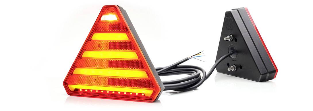 Links im Bild: Dreieckiges, rotes Rücklicht, leuchtet hell. Rechts: Rückansicht mit Kabeln und Befestigungen. Verwendung: Anhänger.