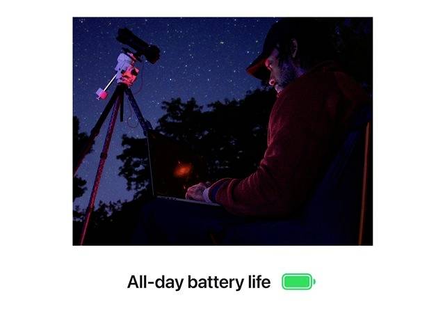Eine Person benutzt nachts einen Laptop neben einem Teleskop. Der Text darunter lautet 'All-day battery life' mit einem grünen Batteriesymbol.