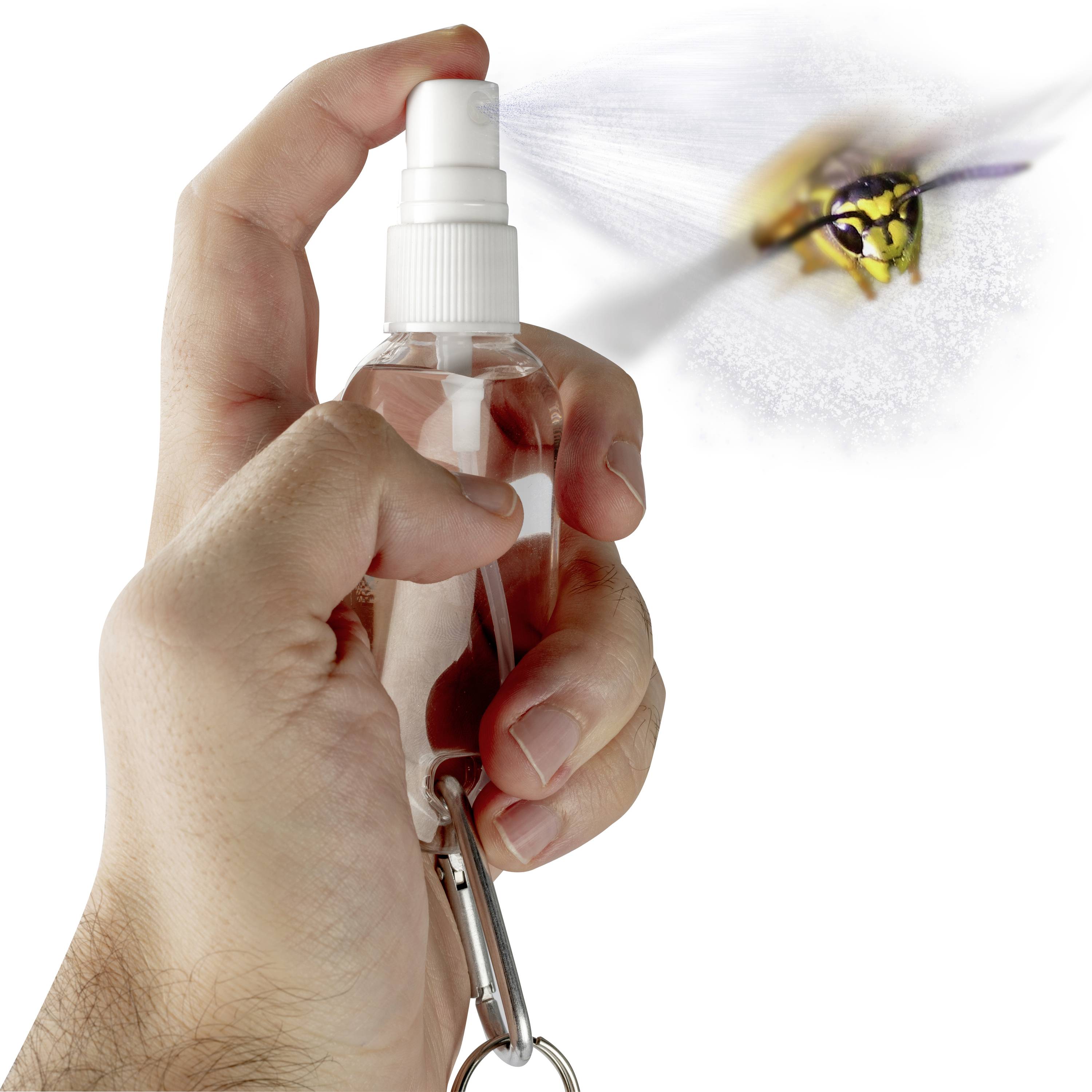 Eine Hand sprüht Insektenspray auf eine fliegende Wespe, um sie abzuwehren.