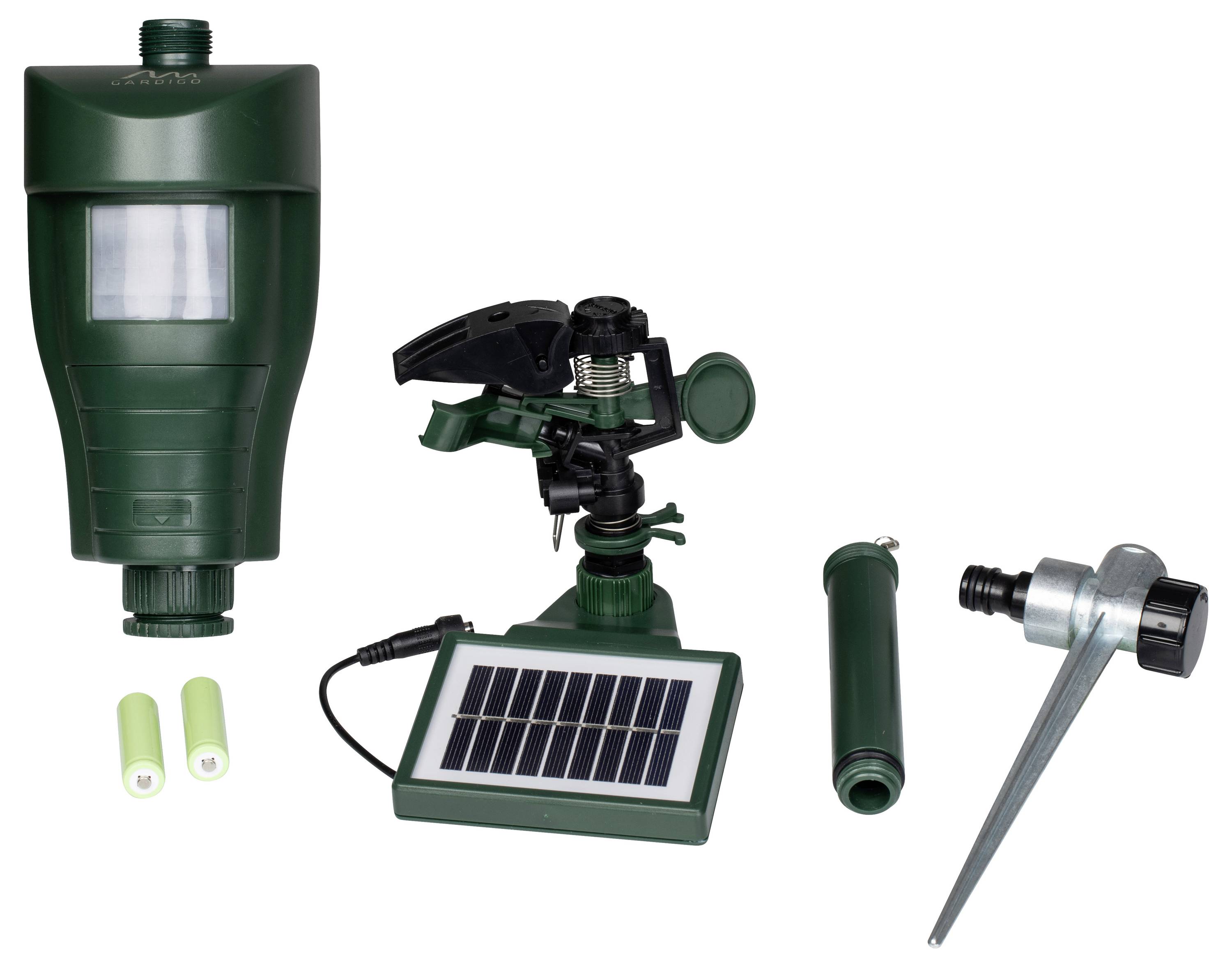 Bewegungsaktiviertes Wasserabschrecksystem mit Solarpanel, Sensor und Schlauchanschluss. Zwei Batterien sind daneben abgebildet.