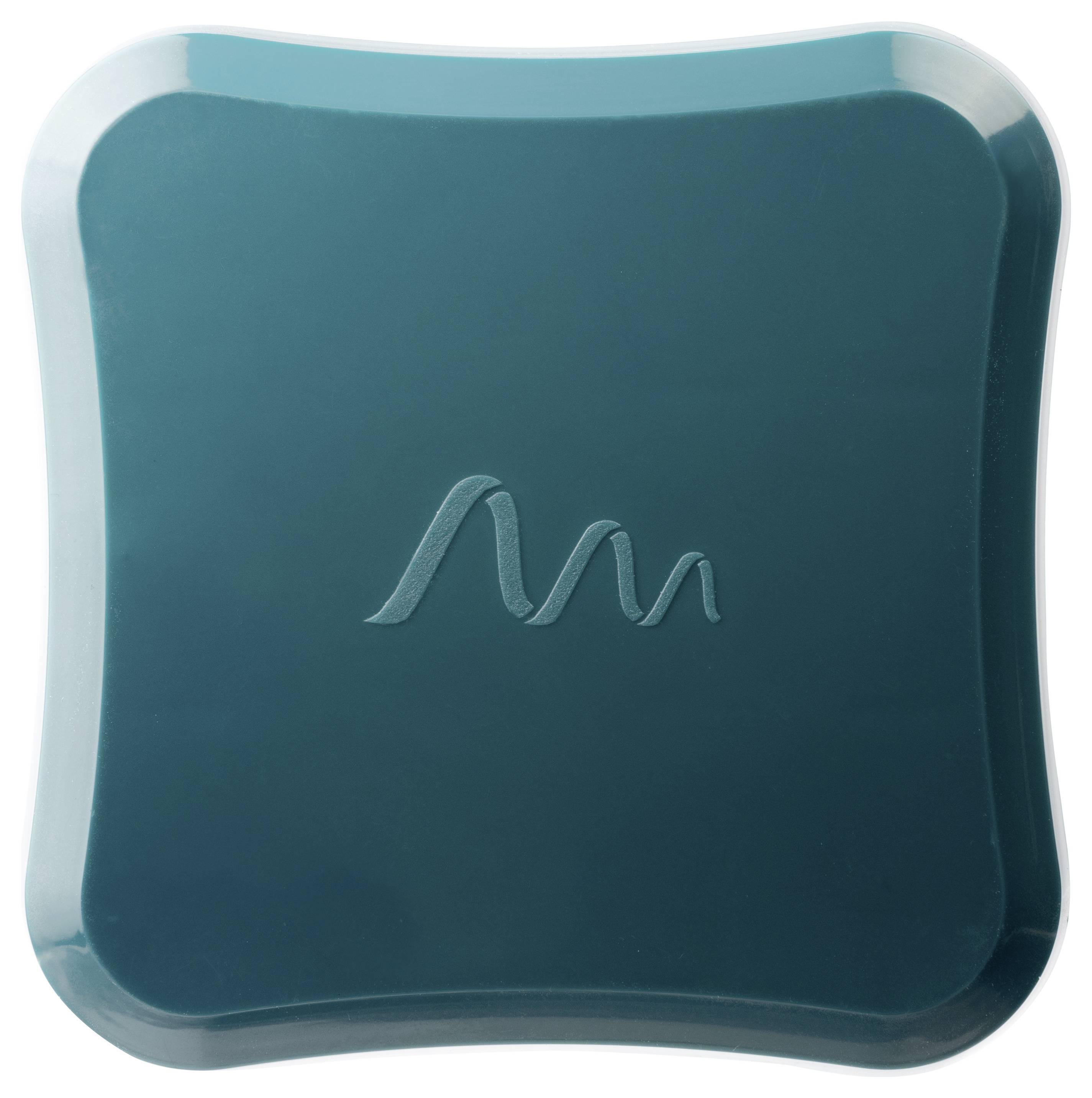 Ein dunkelgrünes, quadratisches Objekt mit abgerundeten Ecken und einem geprägten Logo in der Mitte auf der Oberseite.