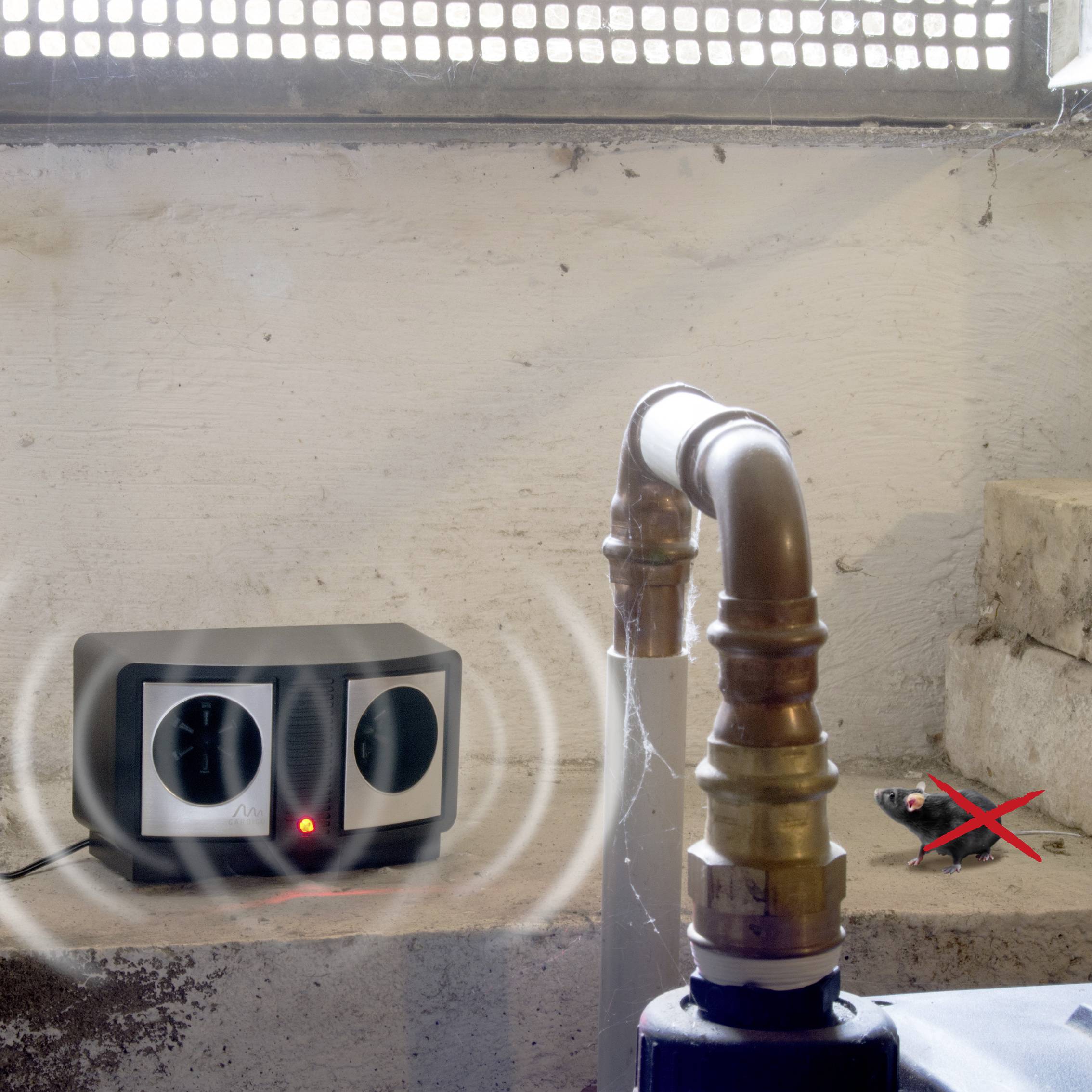 Ein Ultraschall-Schädlingsbekämpfer sendet Wellen aus; daneben ist eine tote Kakerlake mit rotem 'X'-Zeichen markiert.