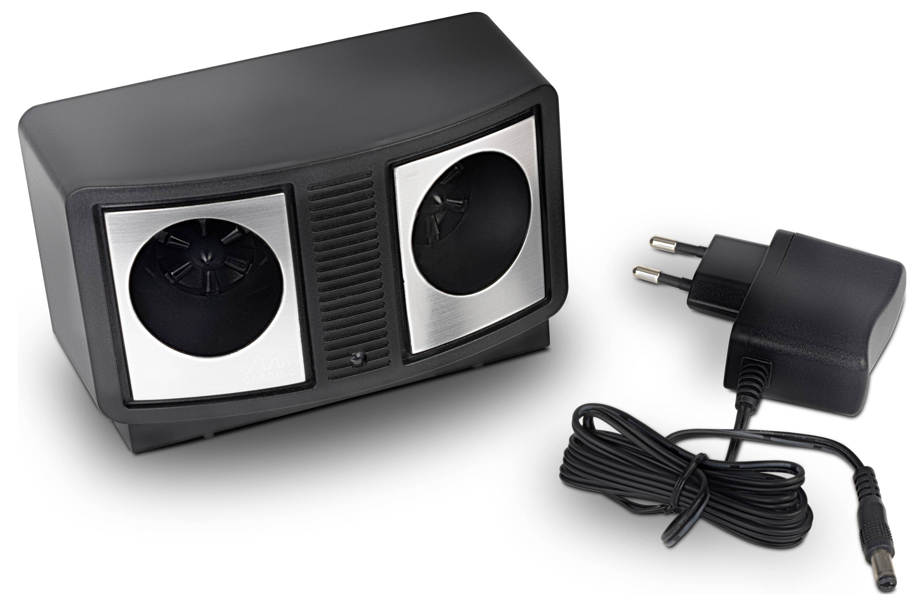 Ein schwarzes Ladegerät mit Kabel und einem schwarzen, rechteckigen Gerät mit zwei silbernen Öffnungen, möglicherweise ein Elektronikgerät.