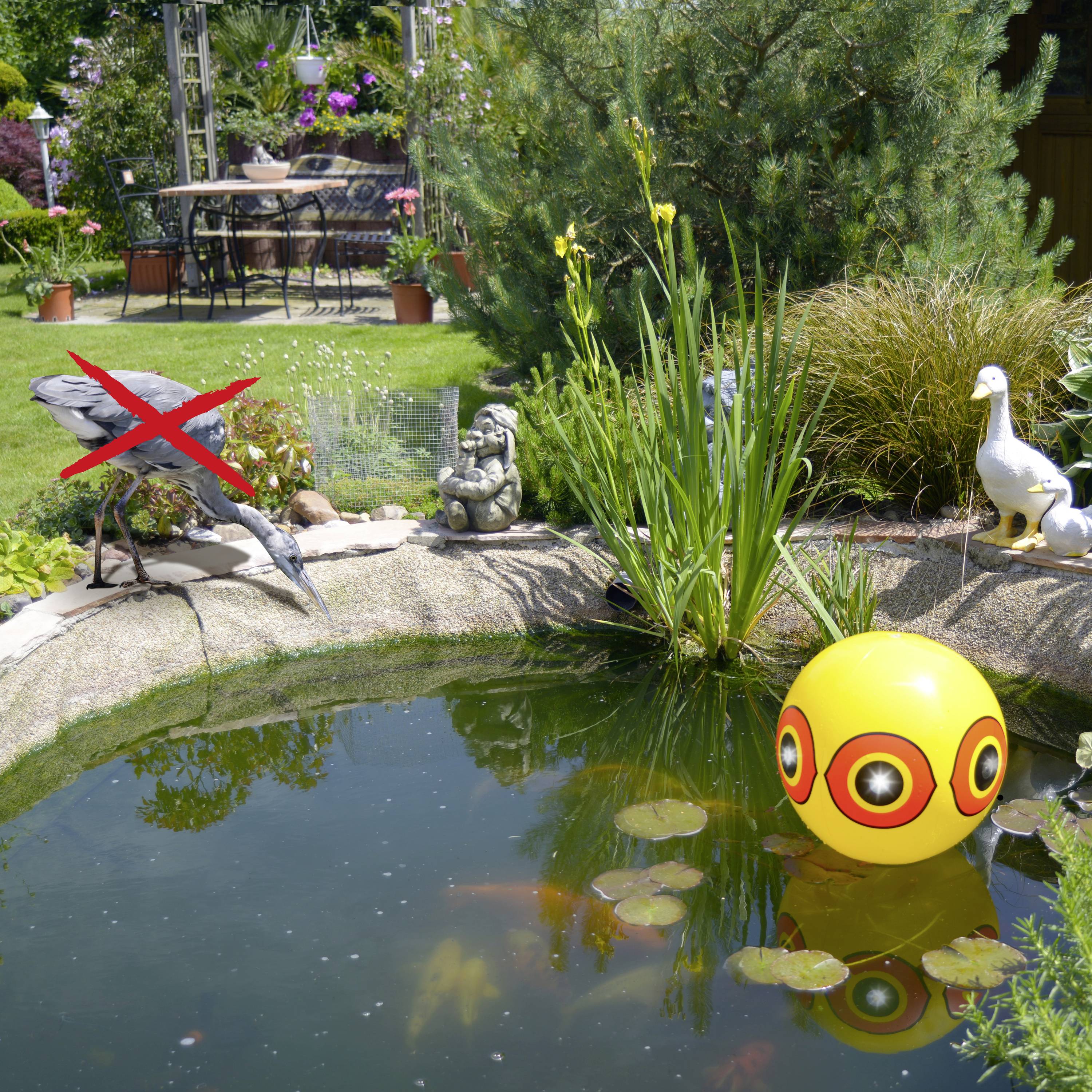 Ein bunter Ball mit zwei Augen schwimmt in einem Teich, umgeben von Pflanzen und Statuen, während ein Reiher mit einem roten X markiert ist.