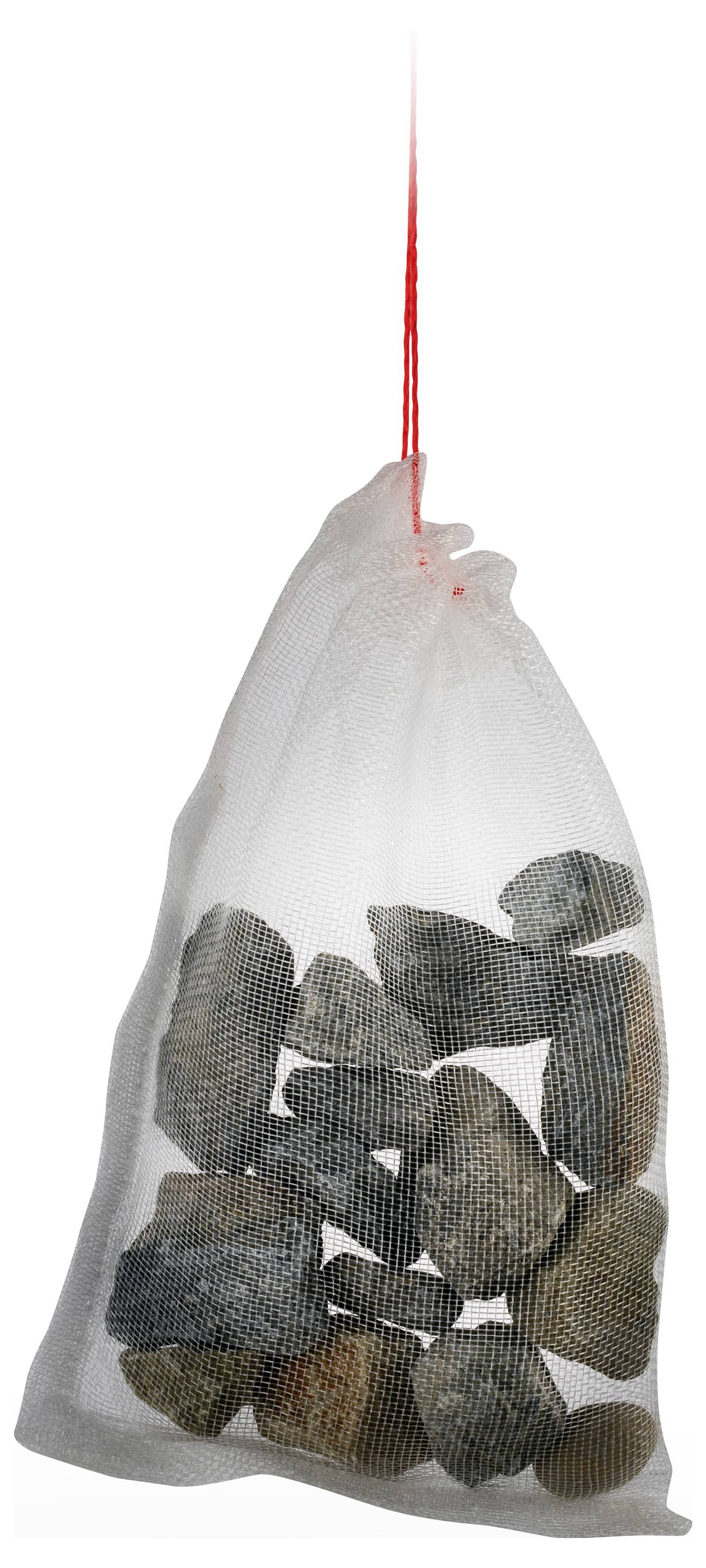 Ein Netzsack mit verschiedenen Steinen, aufgehängt an einer roten Schnur.