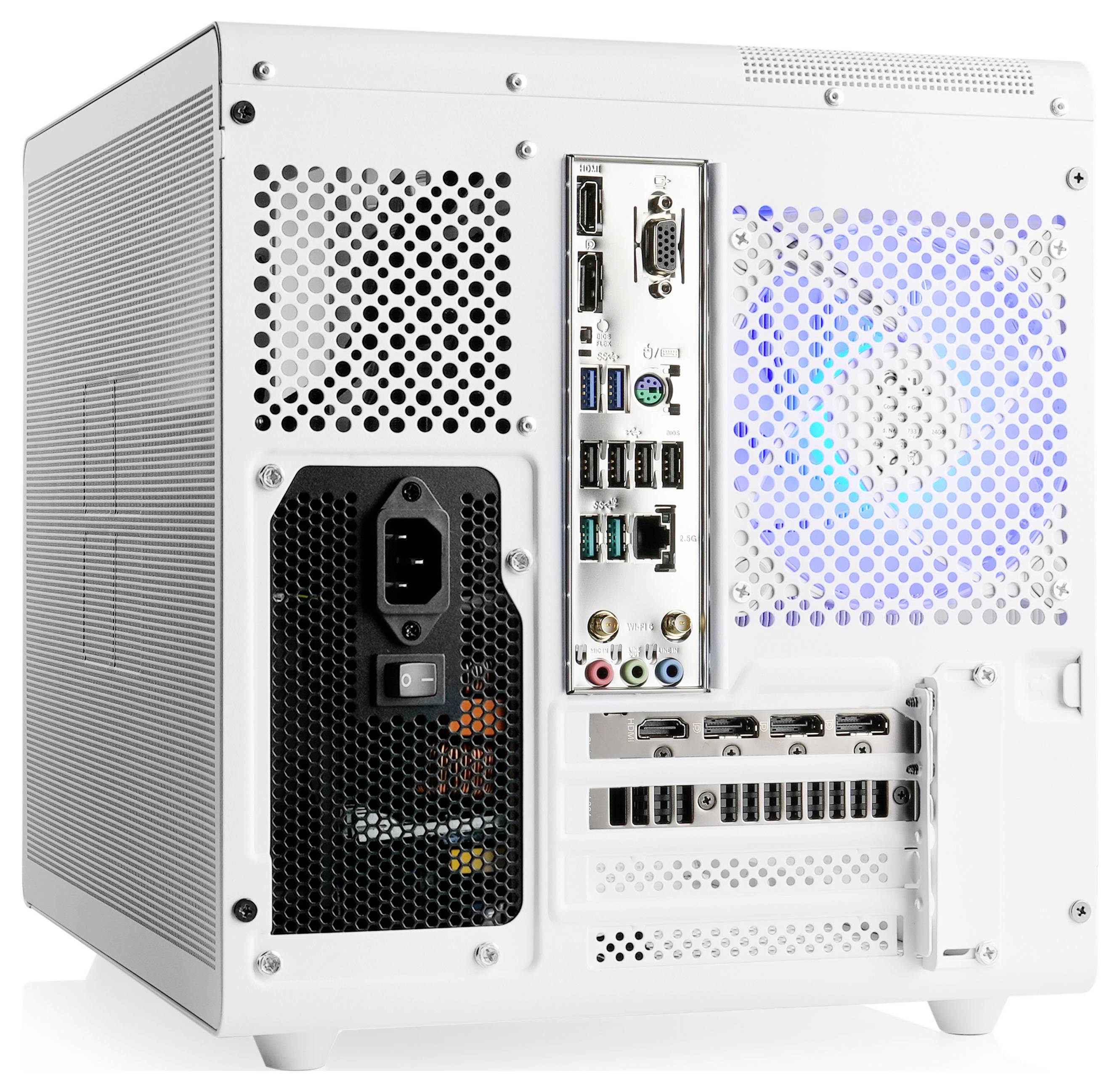 Ein weißes Computergehäuse mit sichtbaren Anschlüssen auf der Rückseite und einem Lüfter, der blaues Licht abstrahlt und dabei Konnektivitätsoptionen und Belüftungsdesign zeigt.