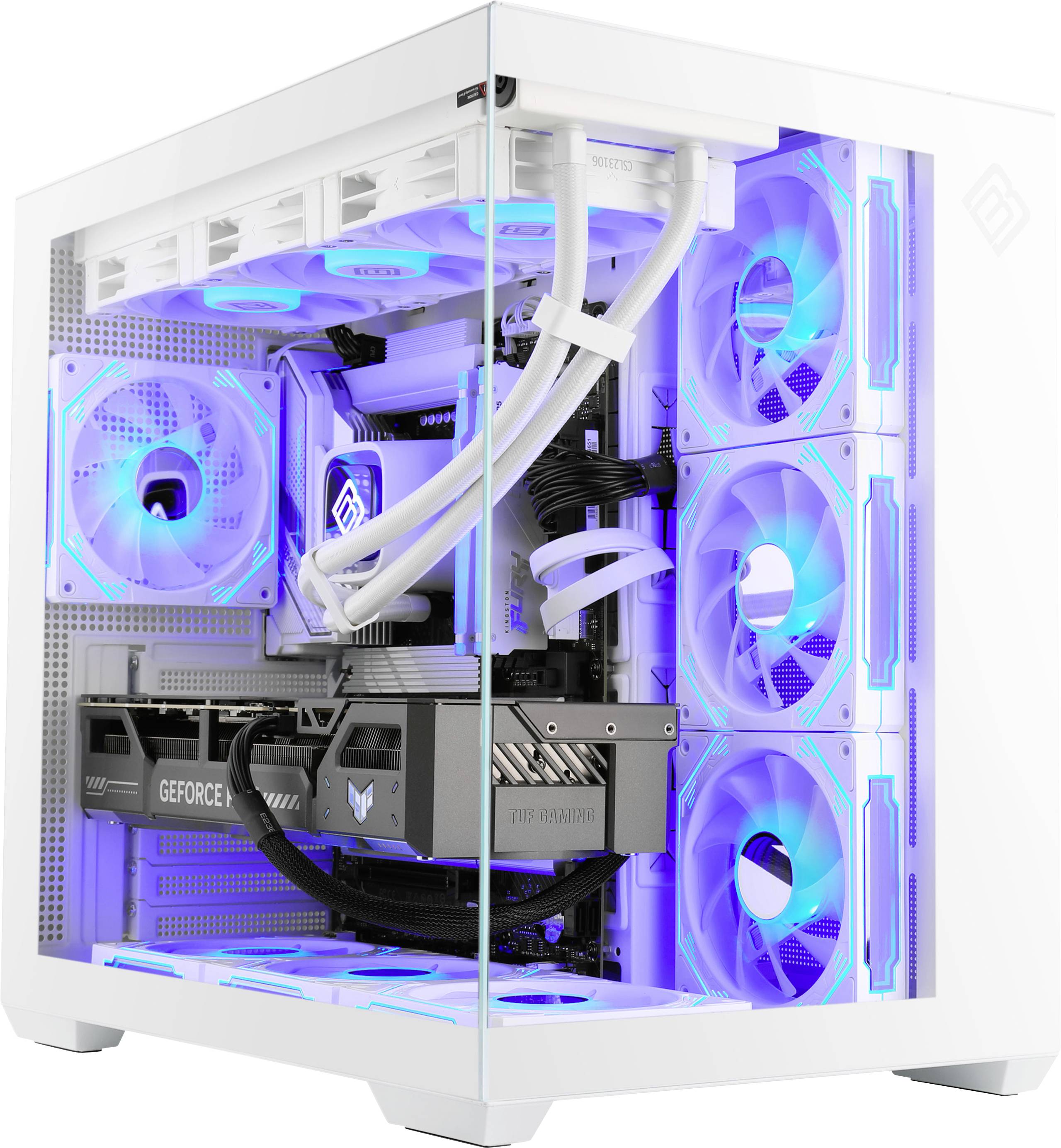 Ein weißer Desktop-Gaming-PC mit transparentem Seitenpanel, das die internen Komponenten einschließlich einer GeForce-Grafikkarte und blau beleuchteter Lüfter zeigt.