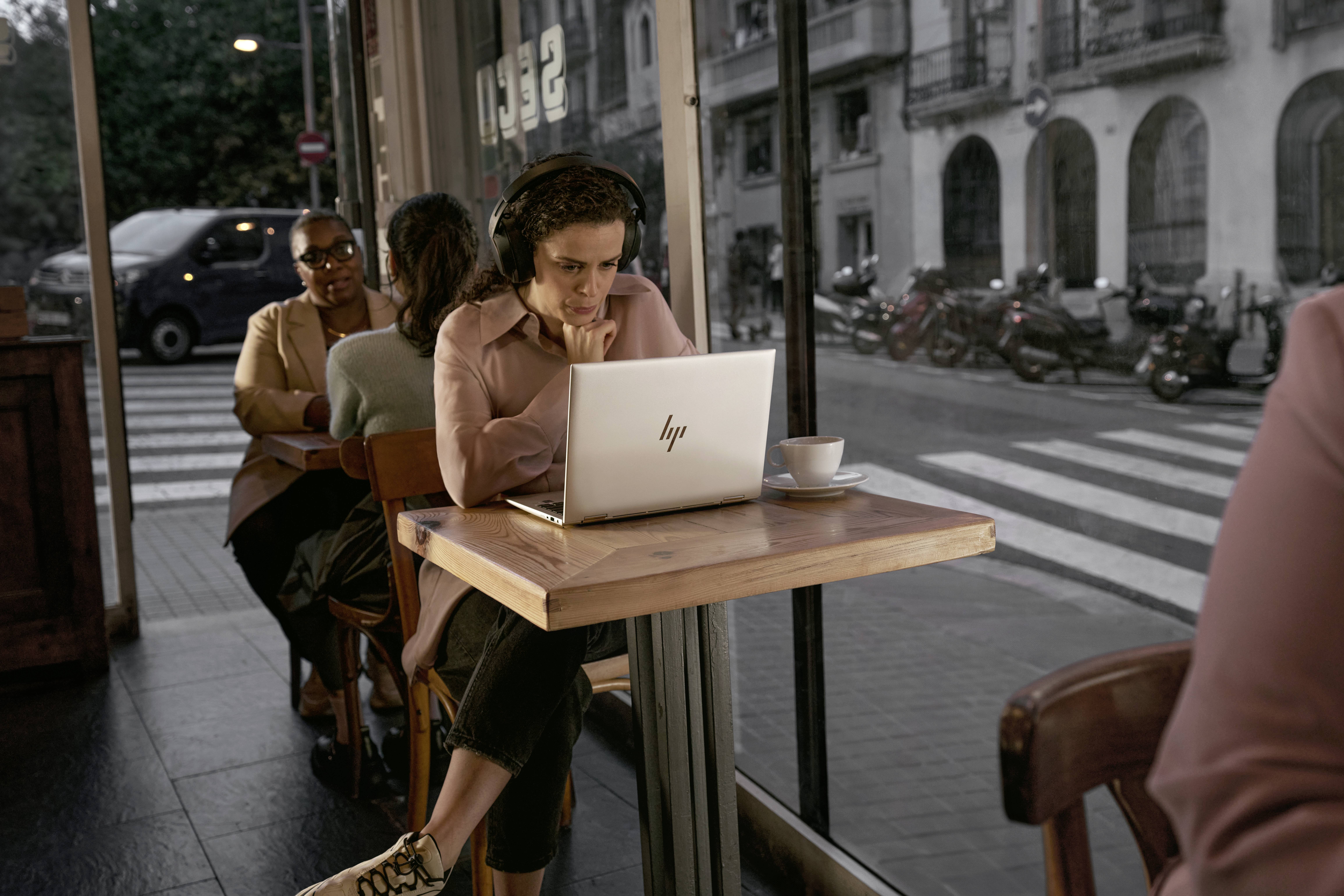 HP Notebook EliteBook 6 G1a 35.6cm (14 Zoll) WUXGA AMD Ryzen 7 250 32GB RAM 1TB SSD Deutsch, QWERTZ Silber AD3J5ET