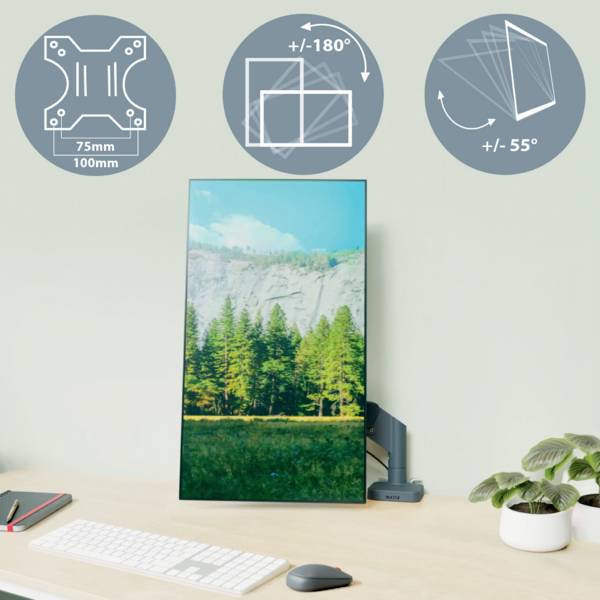 Ein vertikaler Monitor auf einem Schreibtisch zeigt eine Waldlandschaft. Symbole daneben erläutern Drehfunktionen des Standfußes.