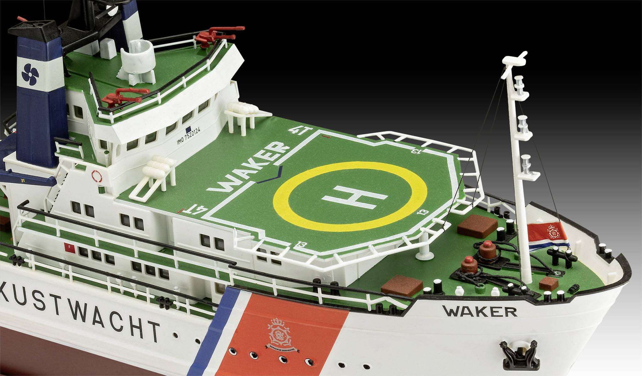 Küstenwache-Schiff mit grünem Hubschrauberlandeplatz mit 'WAKER'-Aufschrift. Rettungs- und Kommunikationsausrüstung erkennbar.