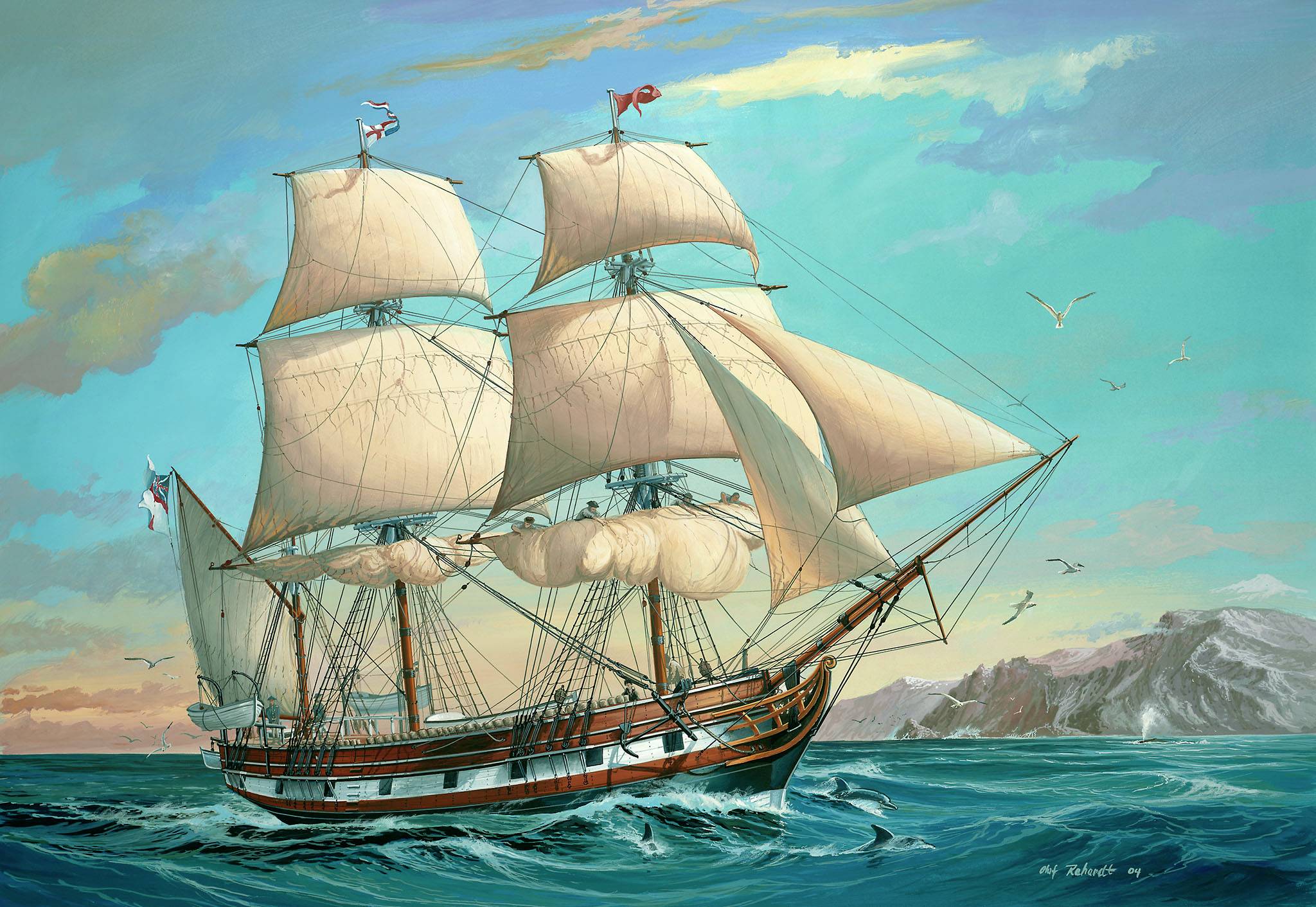 Ein großes Segelschiff mit vollen Segeln fährt auf einem ruhigen Meer, im Hintergrund ist eine Küstenlinie und einige Wolken zu sehen.