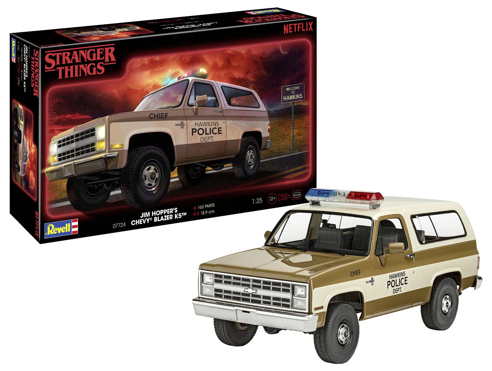 Spielzeugmodell von Jim Hoppers 'Stranger Things' Chevy Blazer und Verpackung. Einsatzfahrzeug der Hawkins-Polizei mit Blaulicht.