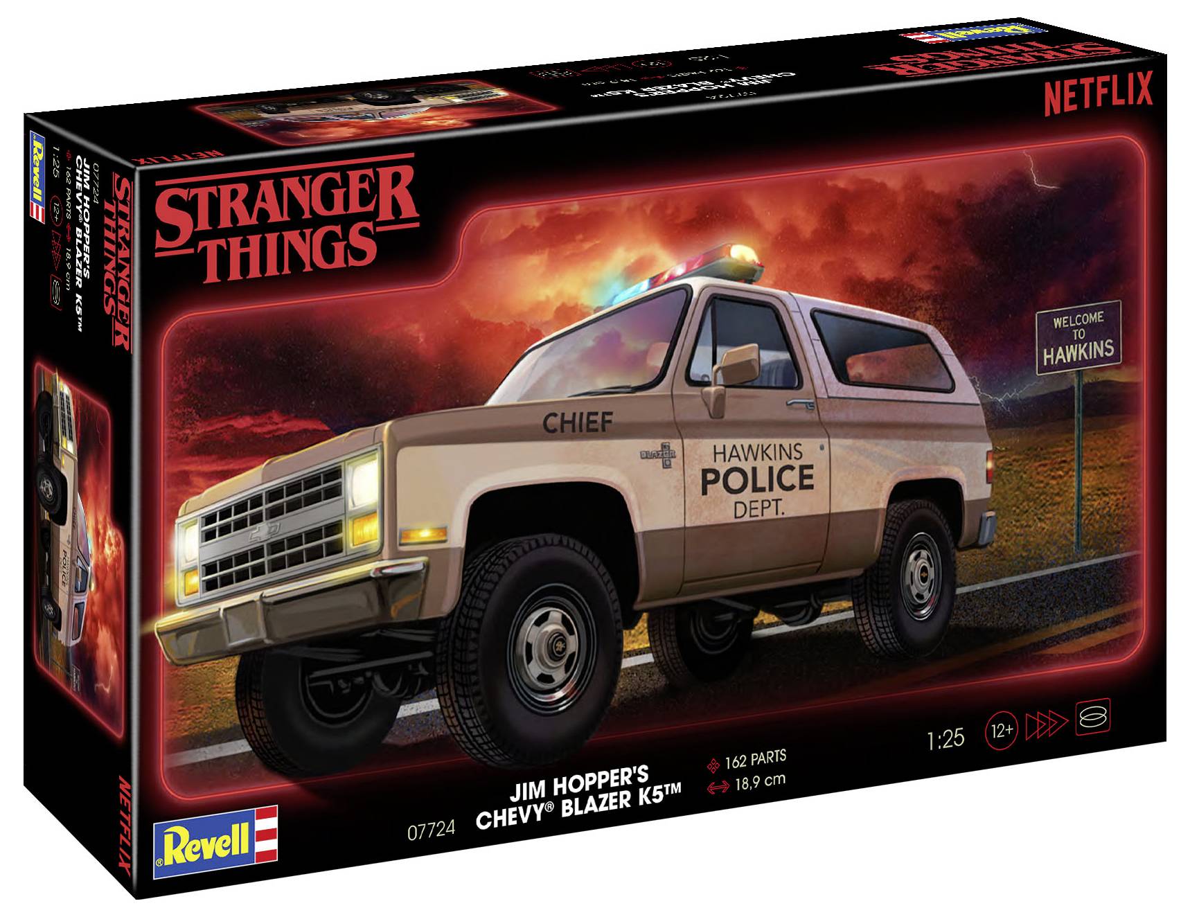 Verpackung eines Modellbausatzes des 'Hawkins Police Dept.' Chevy Blazers aus 'Stranger Things.' Enthält 16 Teile, Maßstab 1:25.
