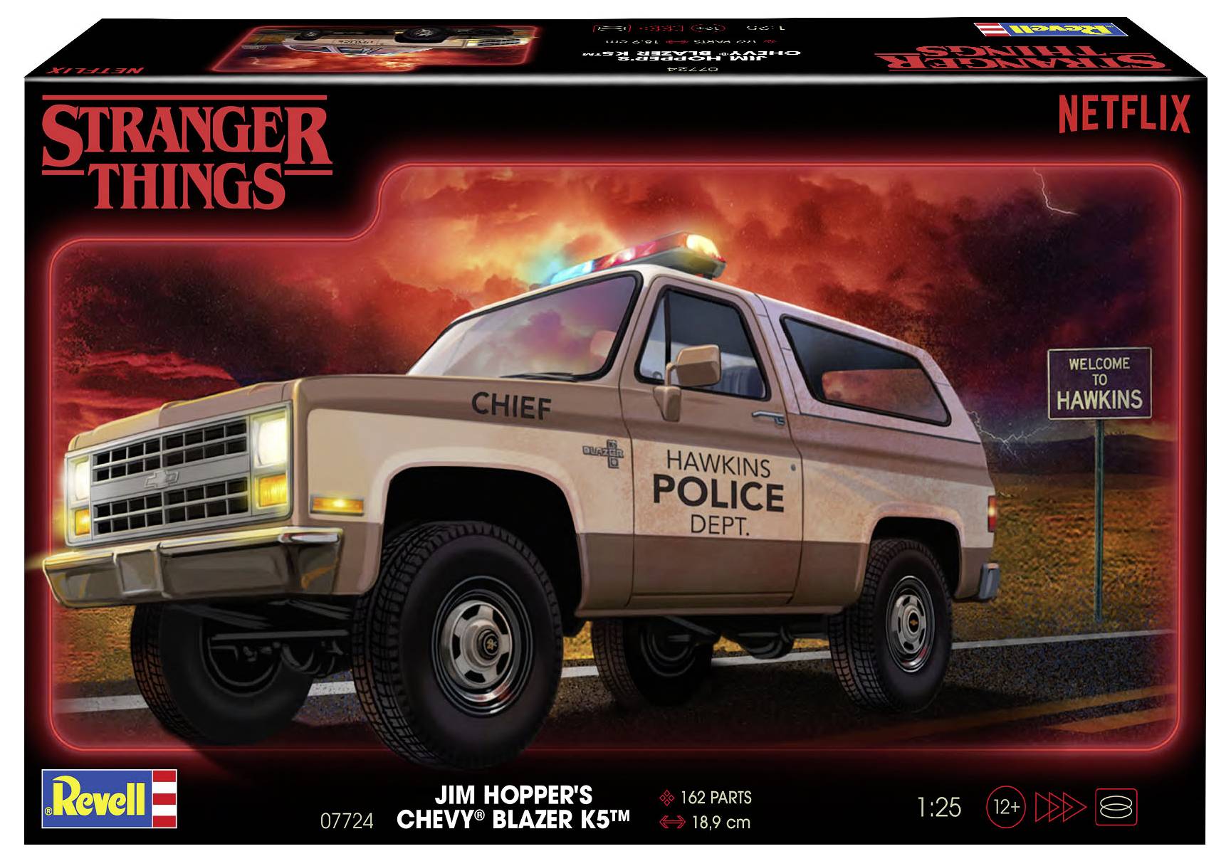 Jim Hoppers Chevy Blazer vor rotem Himmel, mit Aufschrift 'Hawkins Police Dept'. Hintergrund: Ortsschild 'Welcome to Hawkins'. Verpackung von Revell.