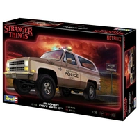 Revell 07724 Stranger Things Jim Hopper´s Chevy® Blazer K5™ Automodell Bausatz 1:25 Revell 07724 Stranger Things Jim Hopper´s Chevy® Blazer K5™ Automodell Bausatz 1:25