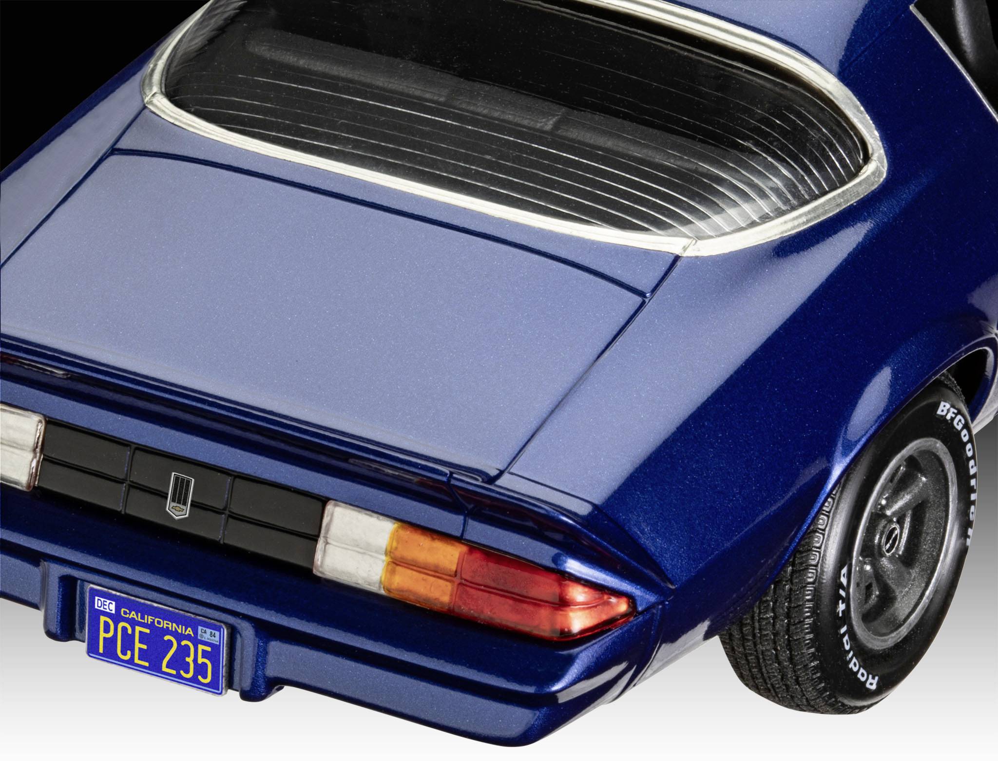 Ein blaues Auto von hinten mit kalifornischem Nummernschild 'PCE 235' und klassischen Rücklichtern.