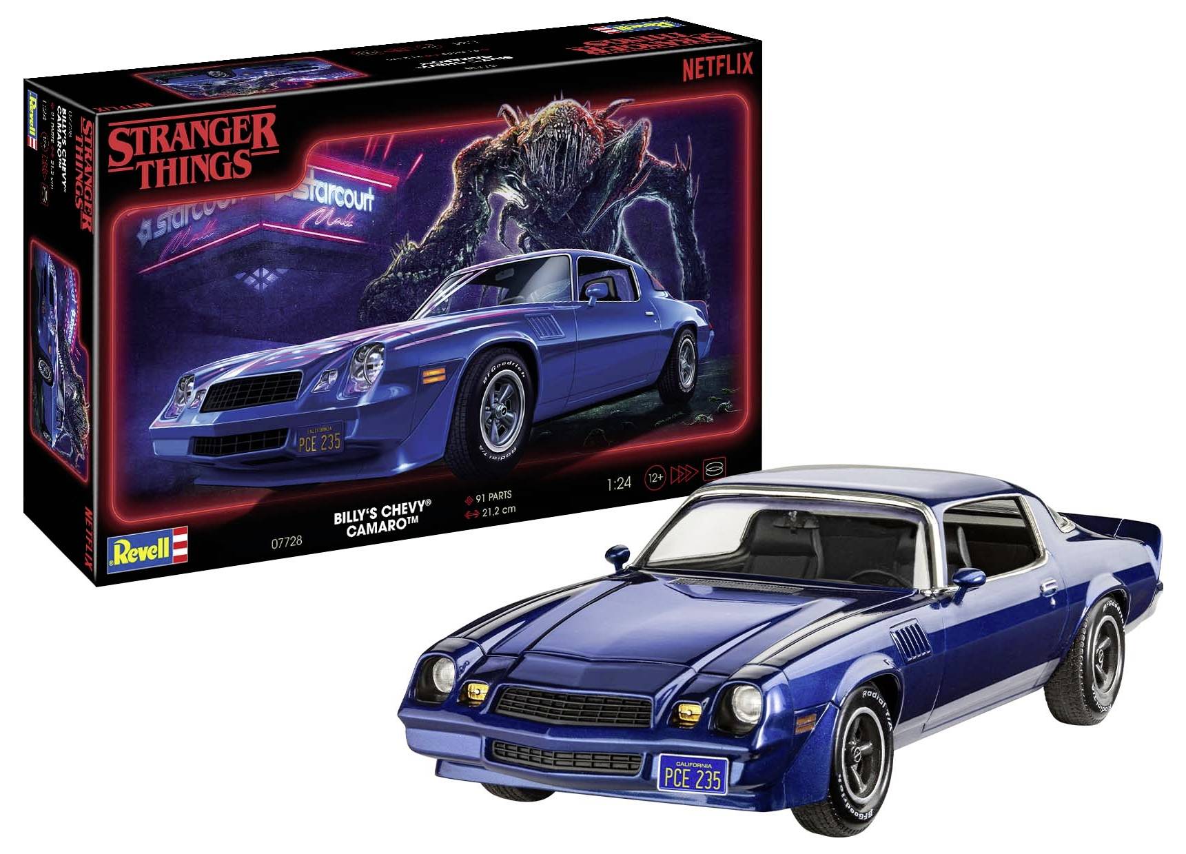 Modellauto eines blauen Chevrolet Camaro mit 'Stranger Things'-Verpackung, zeigt den Wagen neben einem Serienbezogenen Hintergrund.