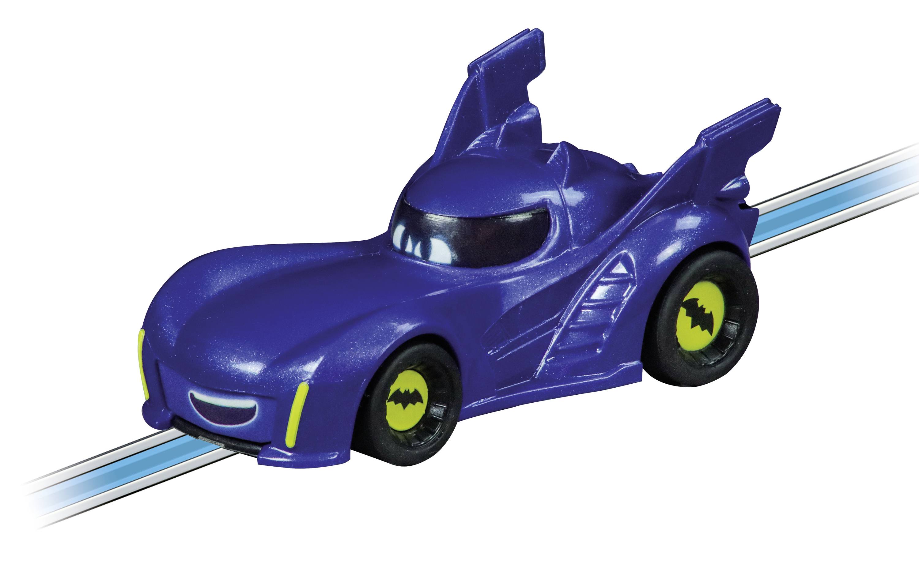 Ein blaues Spielzeugauto mit schwarzen Batman-Symbolen auf den Reifen, auf einer blauen Schiene platziert.