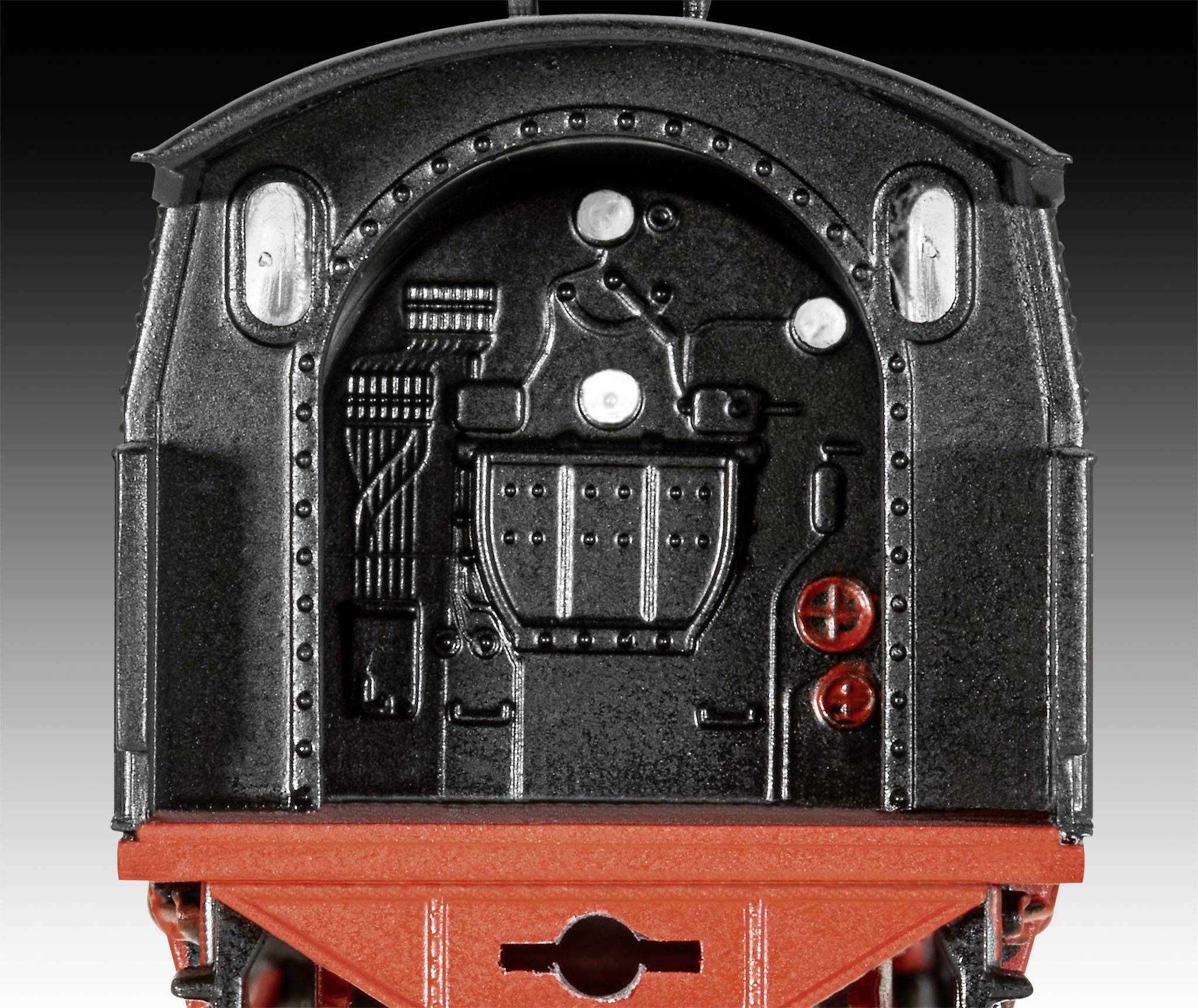 Rückansicht einer schwarzen Dampflok. Sichtbare Details der Rückwand, inklusive Ventilen und Hebeln. Keine erkennbaren Beschriftungen.