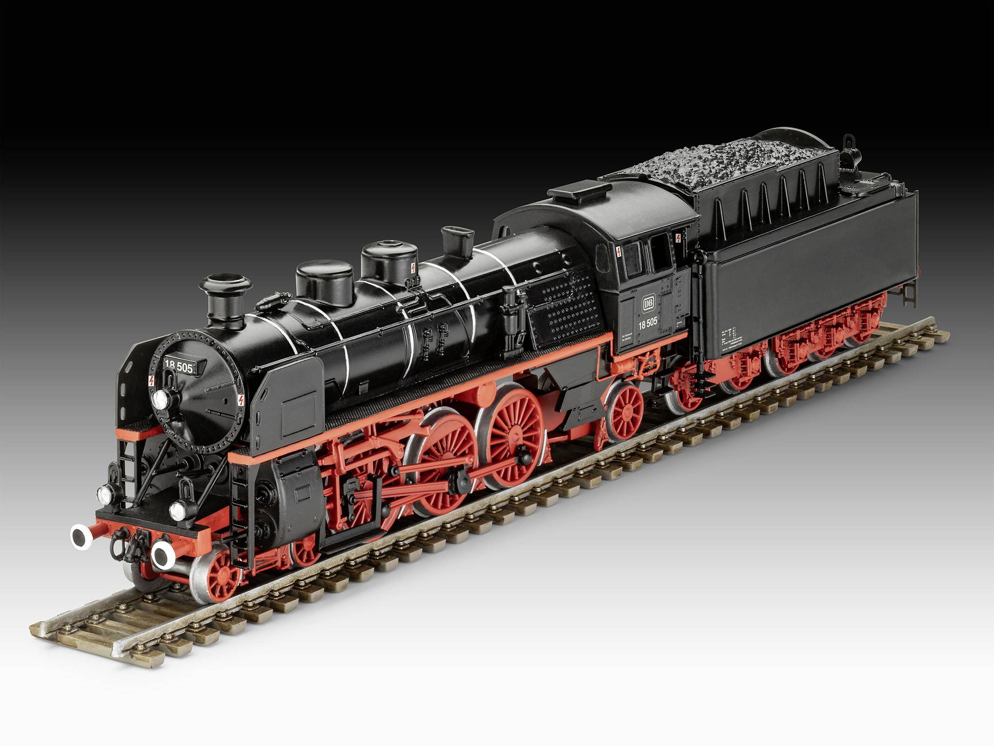 Eine schwarze Dampflokomotive der Serie BR 18 mit roten Rädern und Akzenten, positioniert auf Gleisen. Sie ist ein Modellzug.