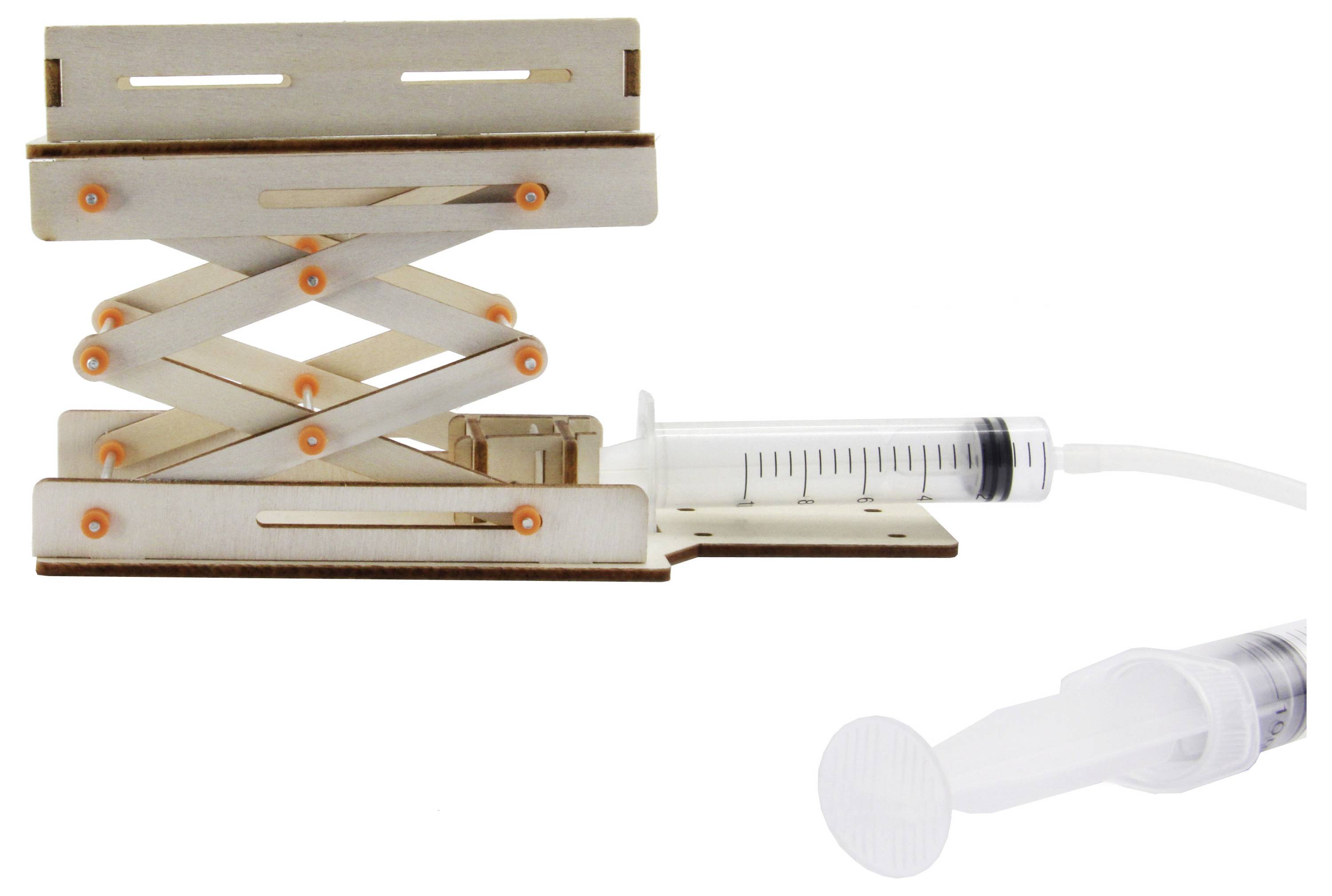 Ein hölzerner Scherenlift, der mit einer Spritze und einem Schlauch hydraulisch betrieben wird.