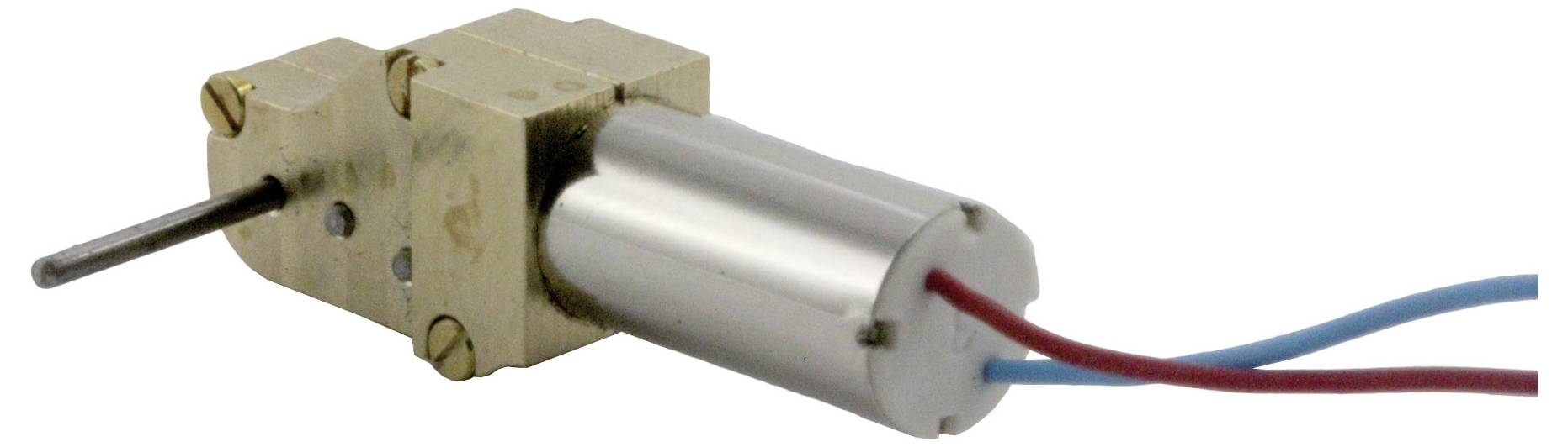 Metallischer Elektromotor mit zylindrischem Gehäuse und herausragender Achse, angeschlossen an zwei Drähte, blau und rot.