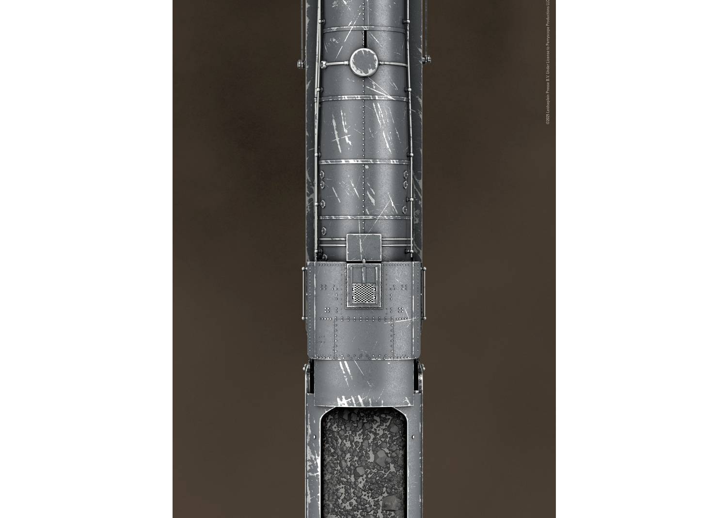 Ein alter Zugschornstein von oben fotografiert, mit sichtbarem Ruß und Gebrauchsspuren, vor einem braunen Hintergrund.