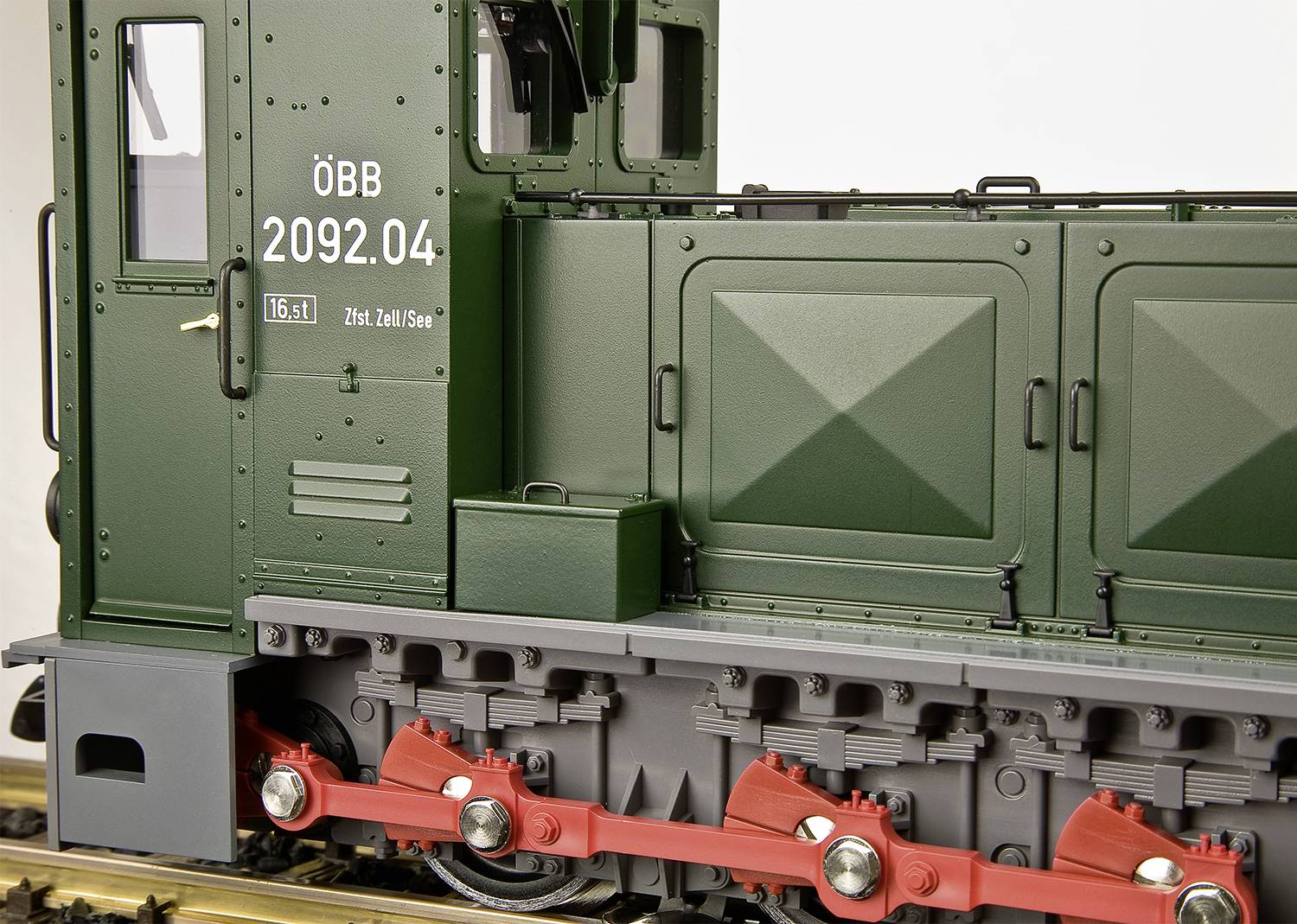 Eine grüne Modelllokomotive der ÖBB mit der Nummer 2092.04 steht auf Schienen. Detailreiche Nachbildung des Originals.