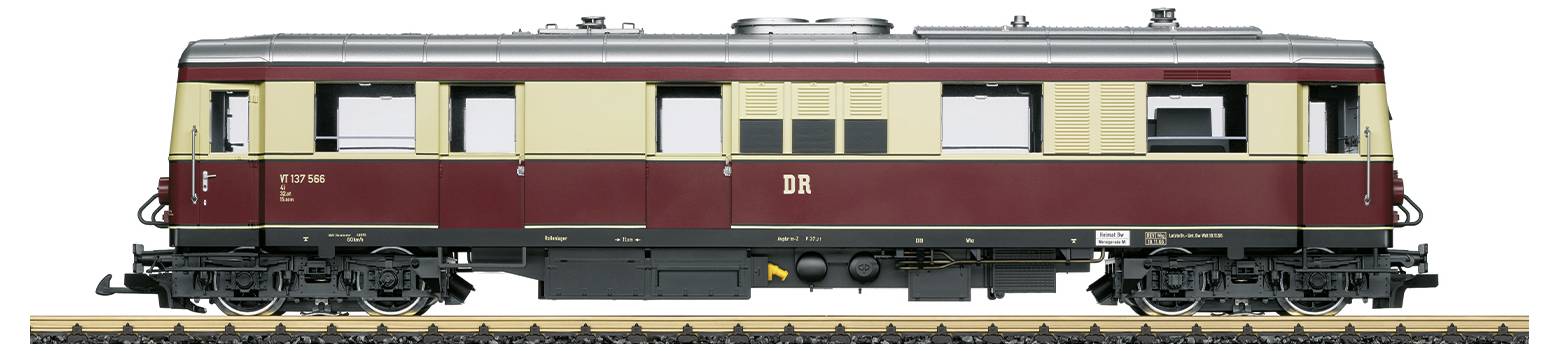 Modell eines historischen Zuges der Deutschen Reichsbahn in rot-beige, seitliche Ansicht, auf Gleis platziert.