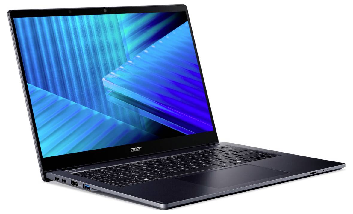 Ein schlanker, dunkelgrauer Laptop mit einer beleuchteten Tastatur und einem lebhaften blauen geometrischen Design auf dem Bildschirm, von einem leichten Winkel aus betrachtet.