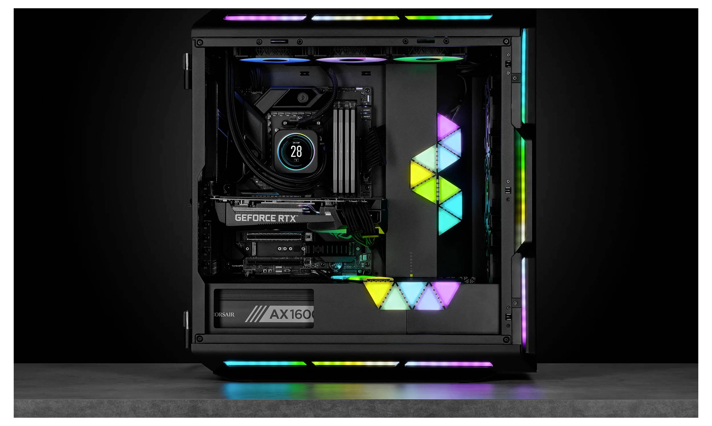 Ein Computer mit transparentem Seitenpanel zeigt interne Komponenten, ausgestattet mit farbiger RGB-Beleuchtung und einer GeForce RTX-Grafikkarte.