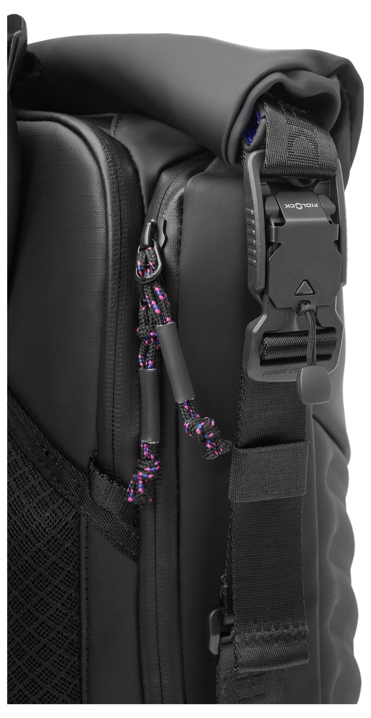 Ein schwarzer Rucksack mit sichtbarem Clip und Reißverschluss, ausgestattet mit gedrehten Reißverschluss-Zugbändern und einer strukturierten Seitentasche.