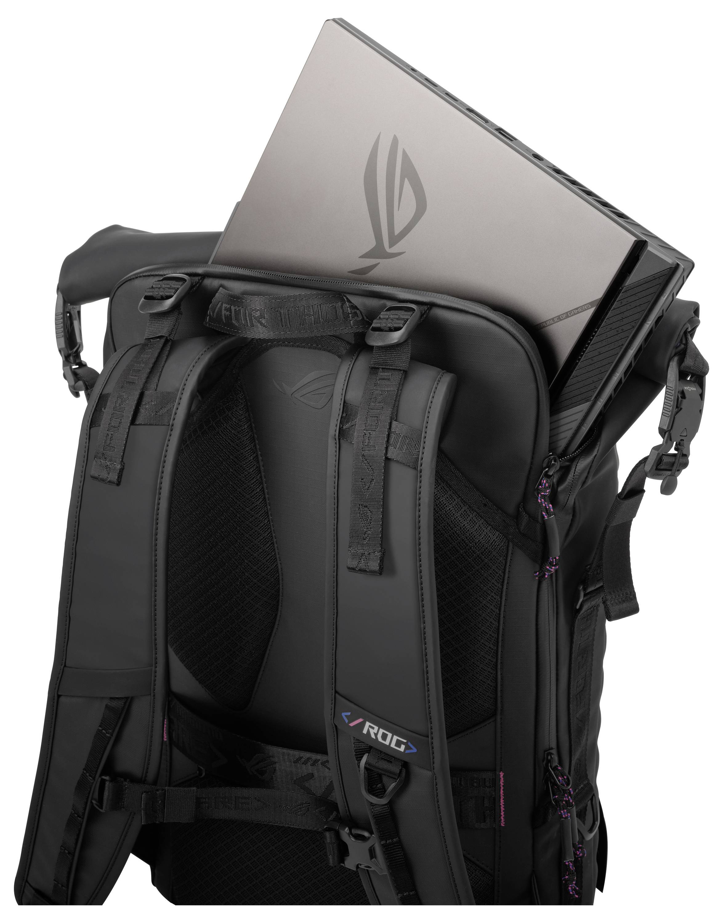 Ein schwarzer ROG-Rucksack mit verstellbaren Trägern hält einen ROG-Laptop halb in seinem offenen Hauptfach.