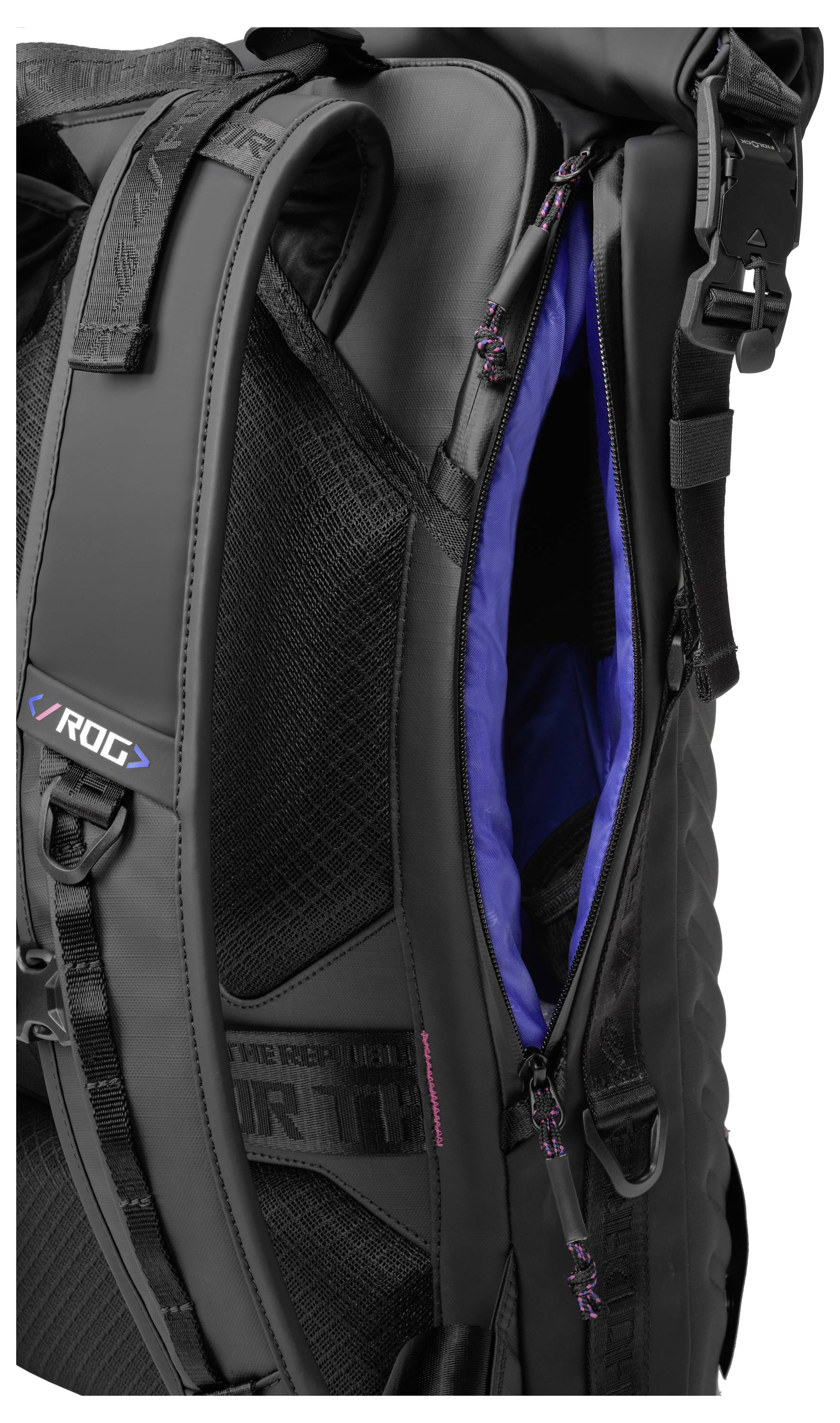 Ein schwarzer Rucksack mit gepolsterten Trägern, Reißverschlusstasche an der Seite und 'ROG' Logo. Die blaue Innenseite ist durch den teilweise offenen Reißverschluss sichtbar.