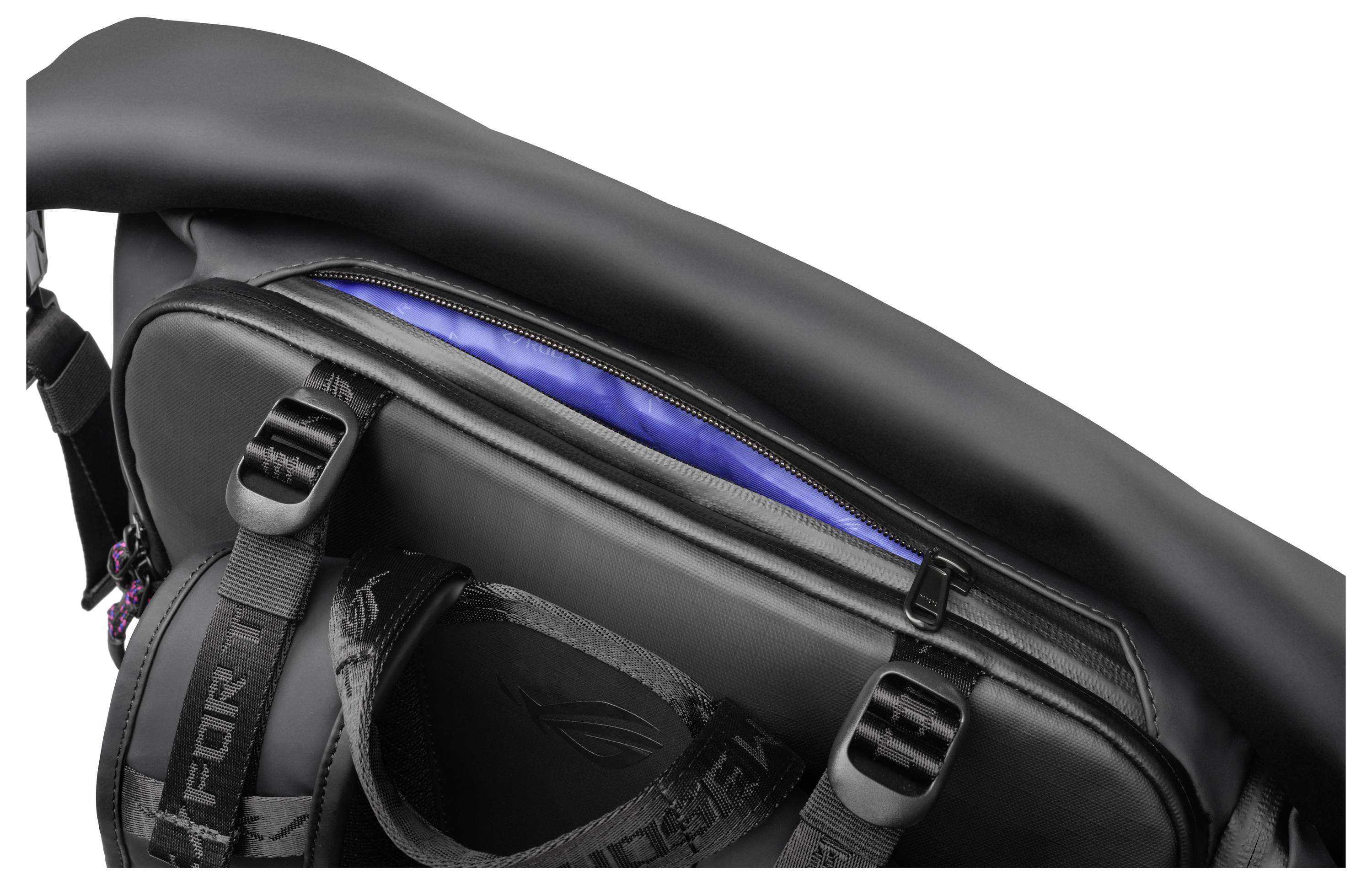 Eine schwarze Tasche mit Reißverschluss an der Oberseite ist teilweise geöffnet und gibt einen blauen Innenraum frei. Die Tasche verfügt über verstellbare Riemen und schwarze Schnallen.