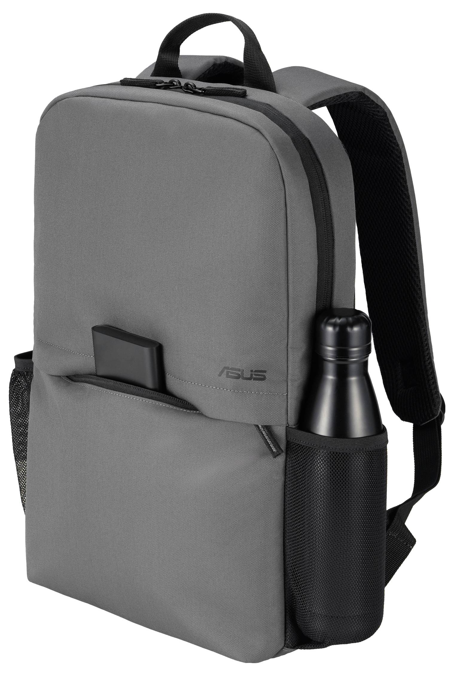 Ein schlanker grauer Rucksack steht aufrecht, mit einer Vordertasche, in der ein kleiner schwarzer Gegenstand steckt, und einer seitlichen Netztasche, die eine Metallflasche enthält.