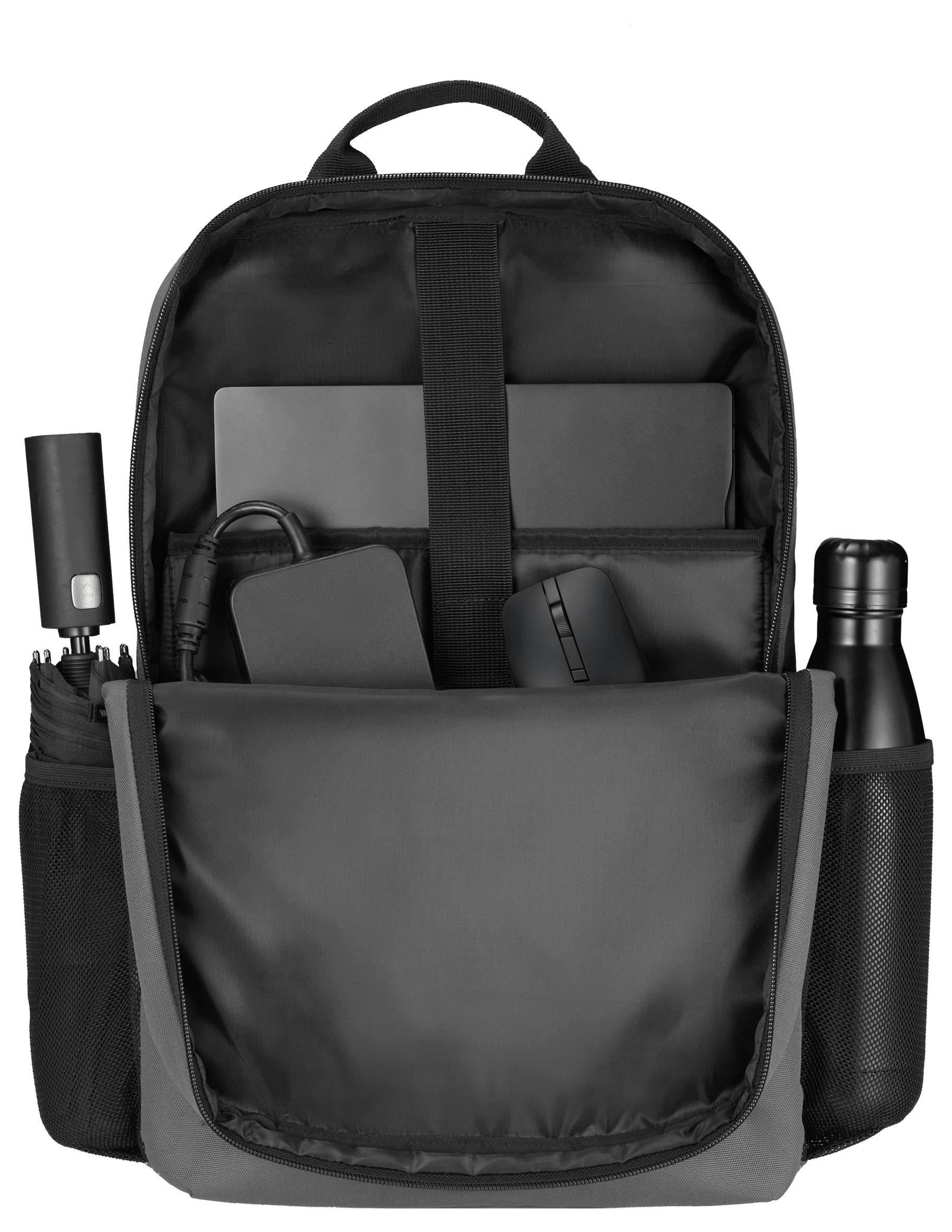 Ein schwarzer Rucksack mit mehreren Fächern, geöffnet, der einen Laptop, eine Powerbank, ein Smartphone und eine Wasserflasche enthält.