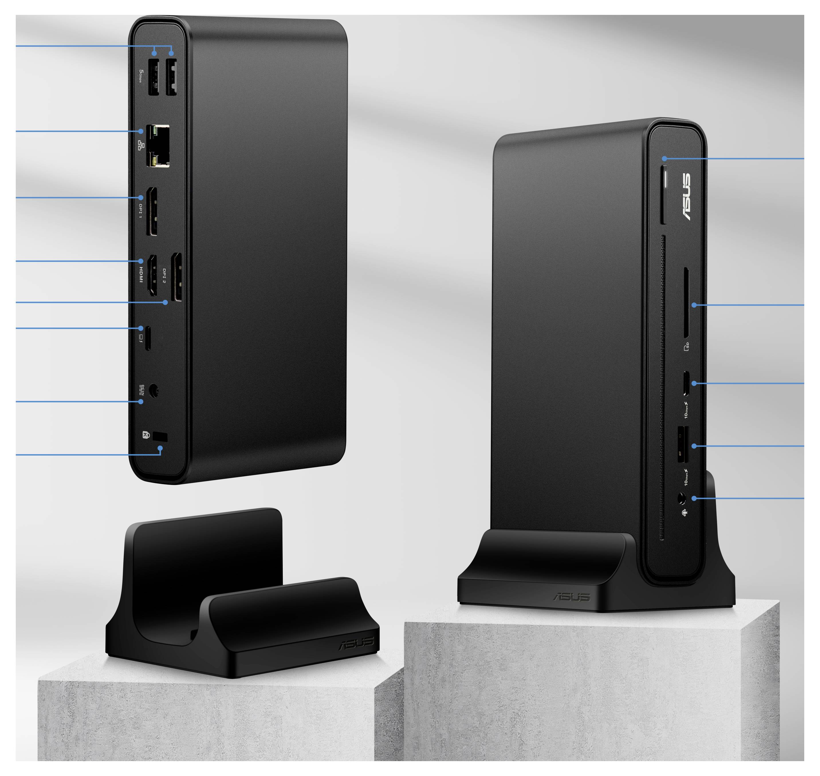 Eine schlanke schwarze Dockingstation mit mehreren Anschlüssen, von verschiedenen Winkeln auf grauen Sockeln präsentiert, wobei die Konnektivitätsoptionen hervorgehoben werden.