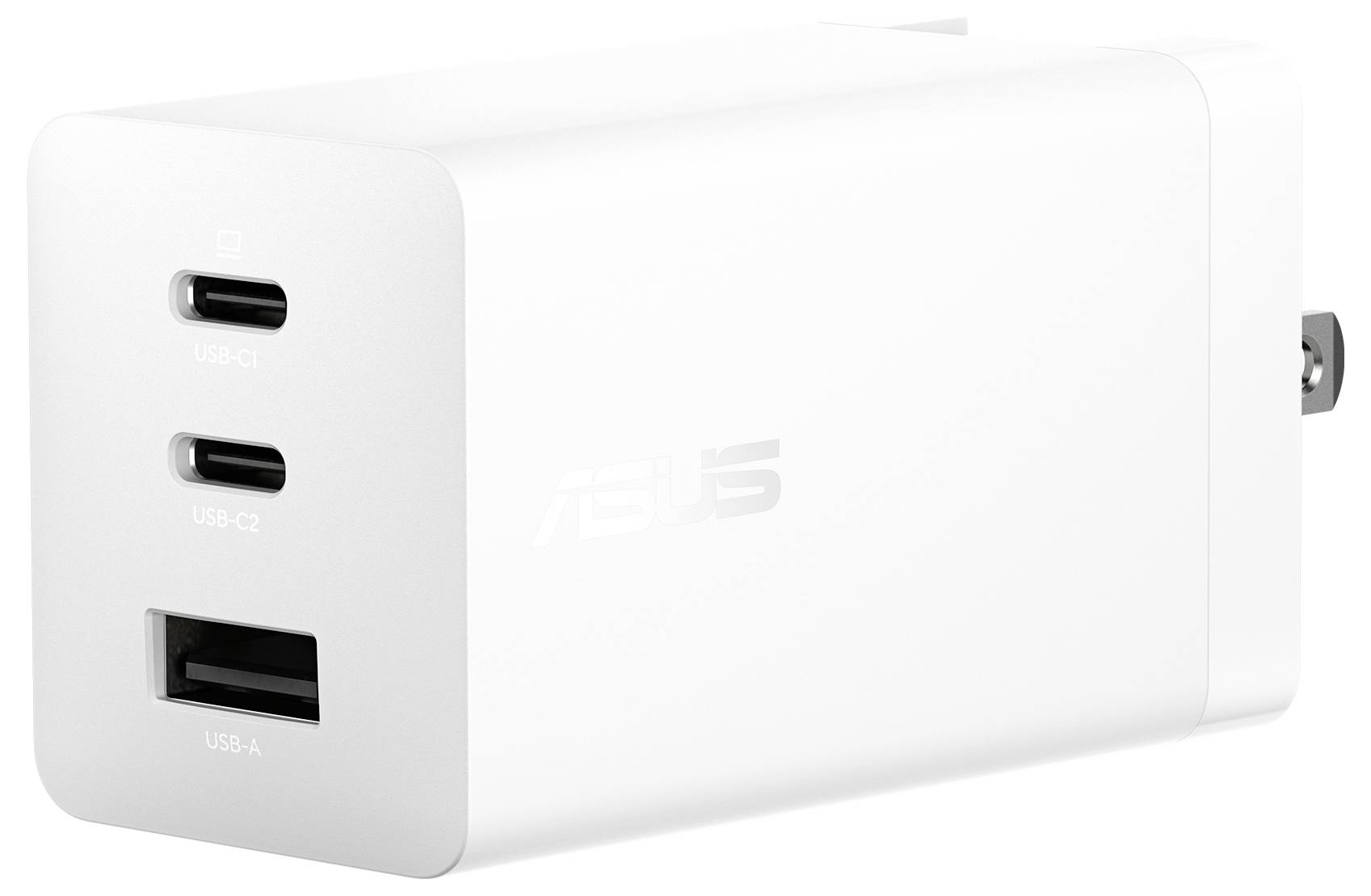 Ein weißer Ladegerät-Adapter mit zwei USB-C-Anschlüssen, die mit ‚USB-C1' und ‚USB-C2' beschriftet sind, sowie einem USB-A-Anschluss, beschriftet mit ‚USB-A', aus einem Winkel dargestellt.